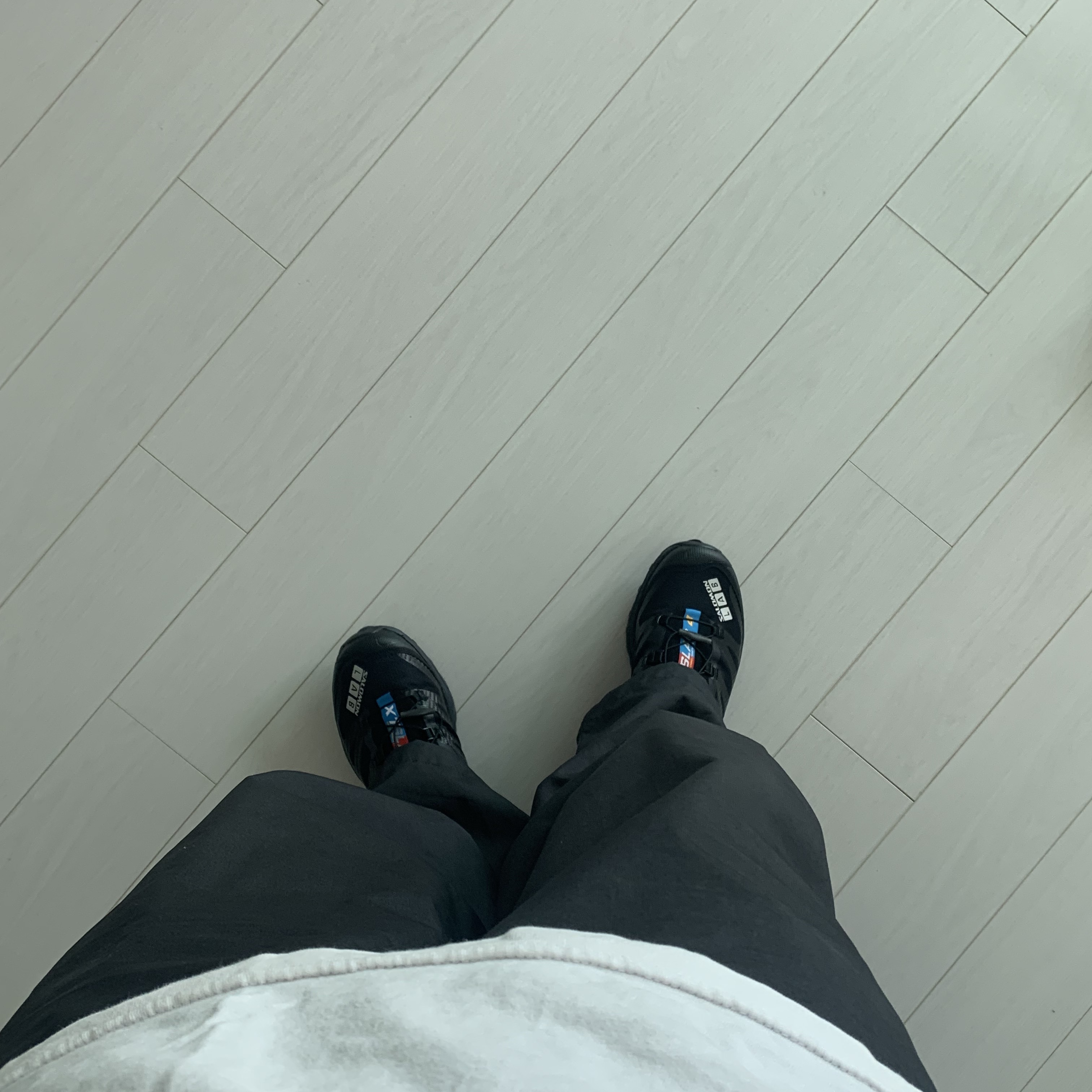 Salomon XT-4 Black Silver Metallic 착용 스타일