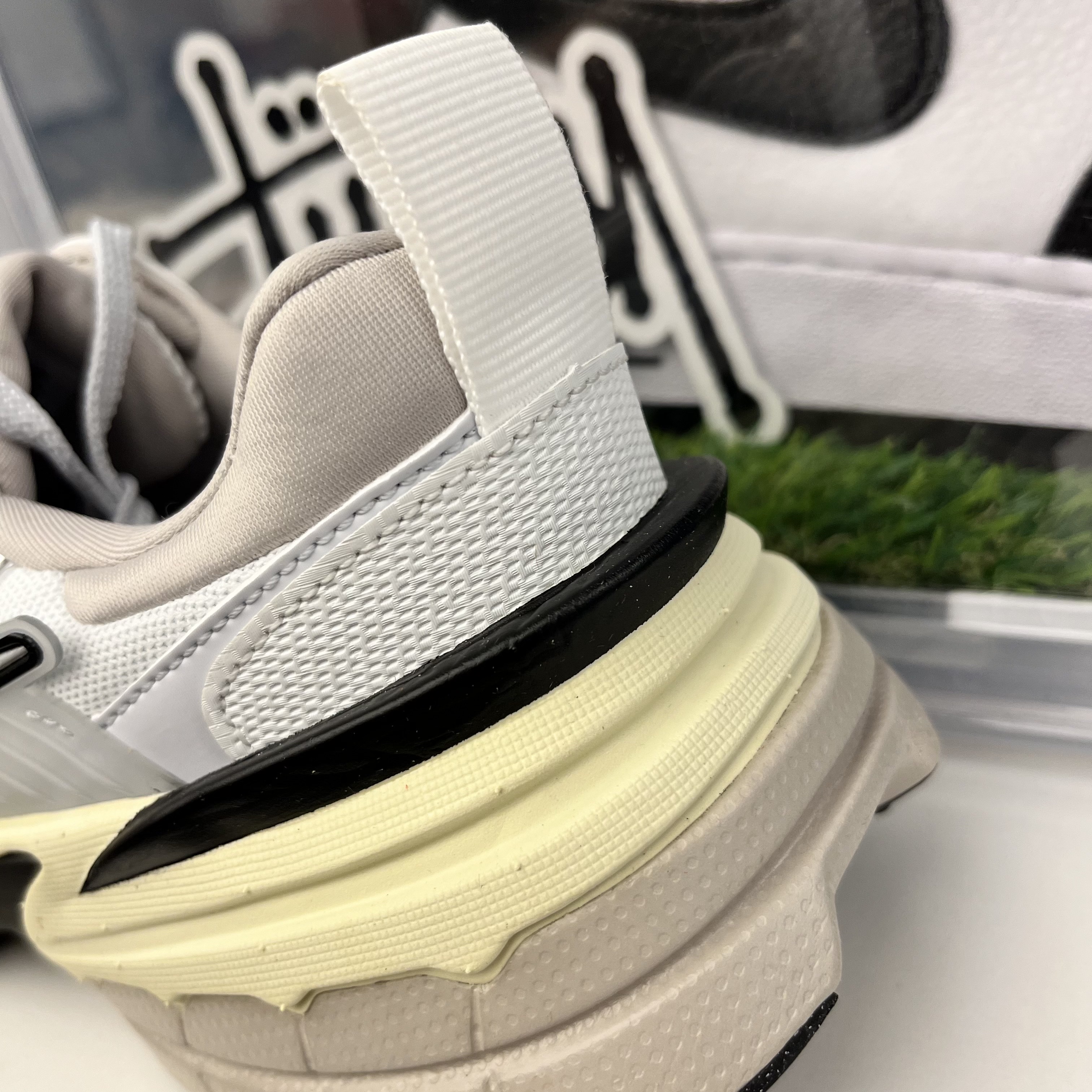 Nike V2K Run Summit White Metallic Silver 착용 스타일 - 2