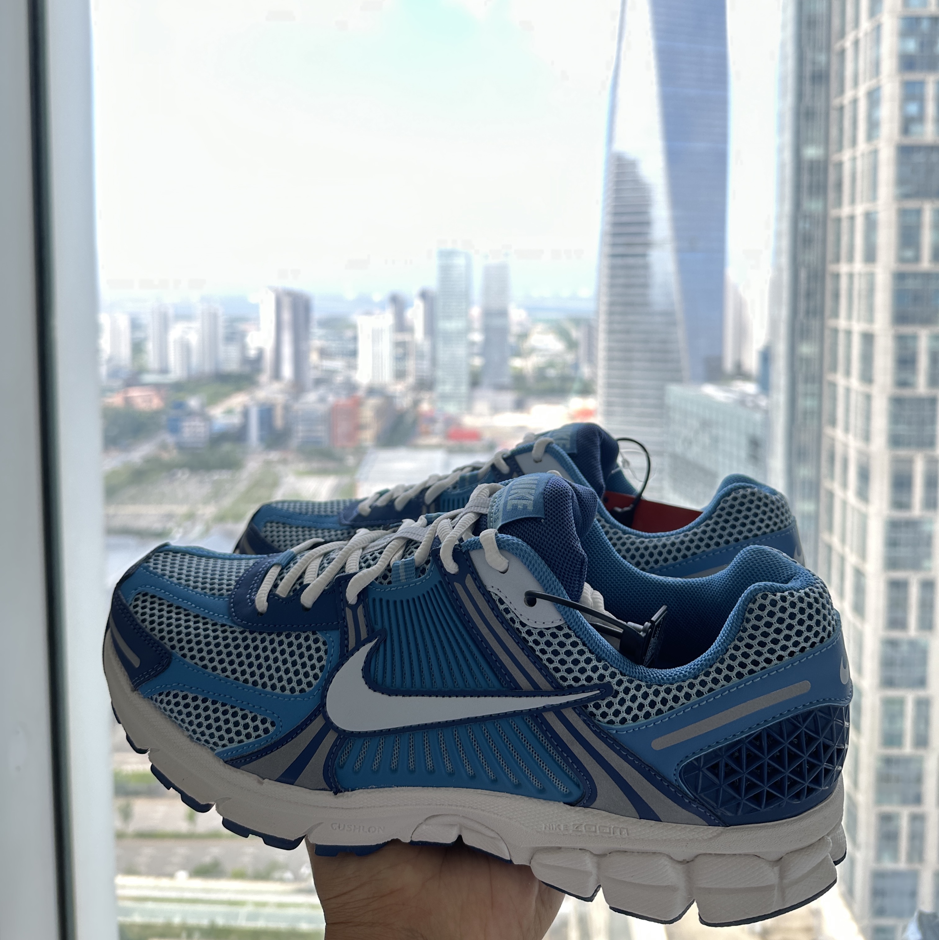 Nike Zoom Vomero 5 Mystic Navy and Worn Blue 착용 스타일