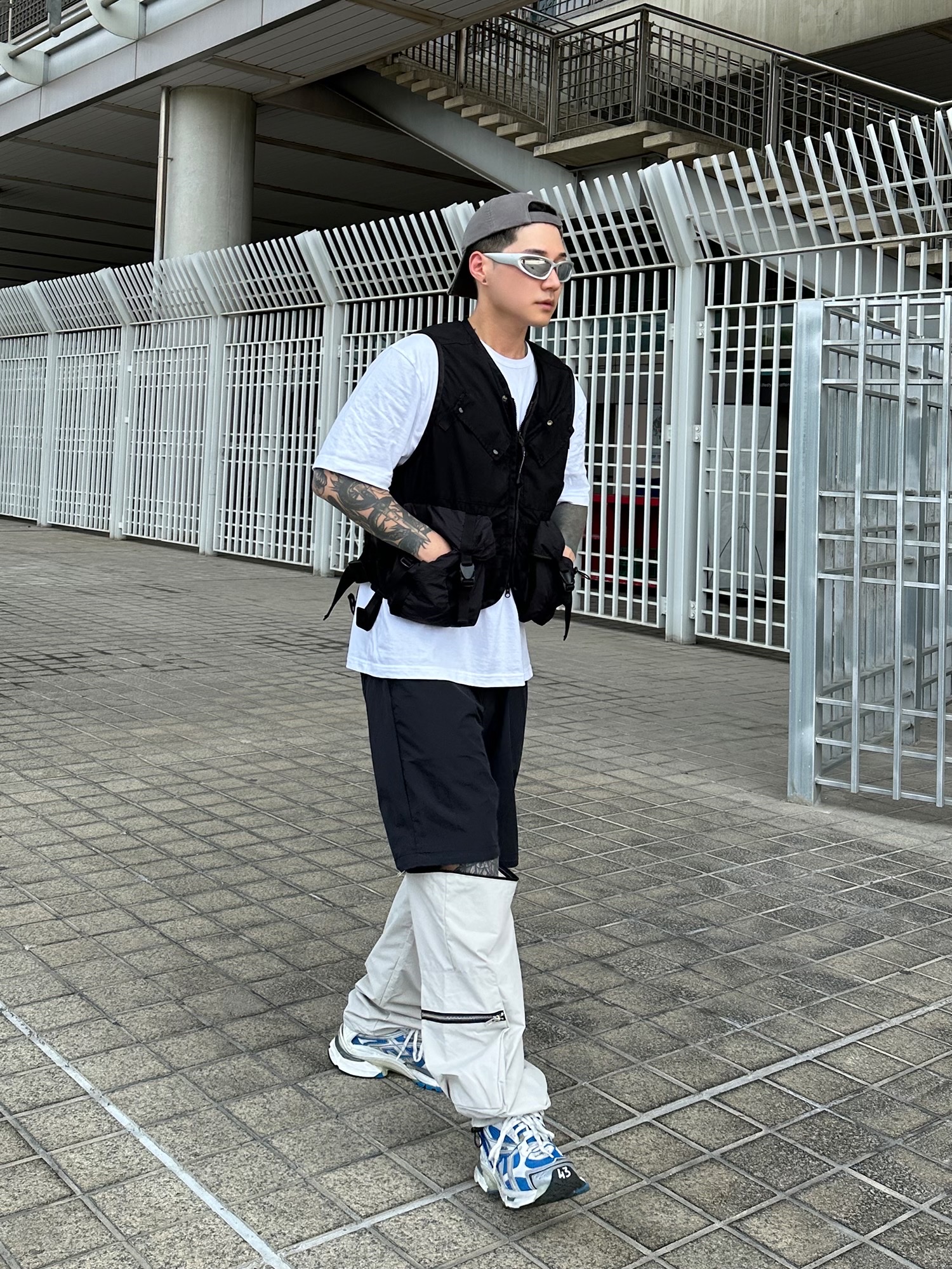 Balenciaga Swift Oval Sunglasses Silver, Balenciaga Runner Sneakers Blue White 착용 스타일 - 2
