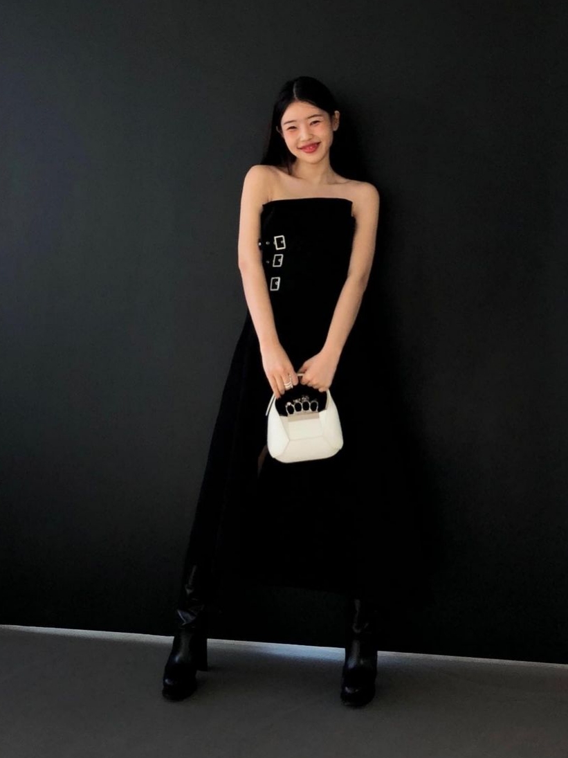 Alexander McQueen Mini Jewelled Hobo Bag Ivory 착용 스타일
