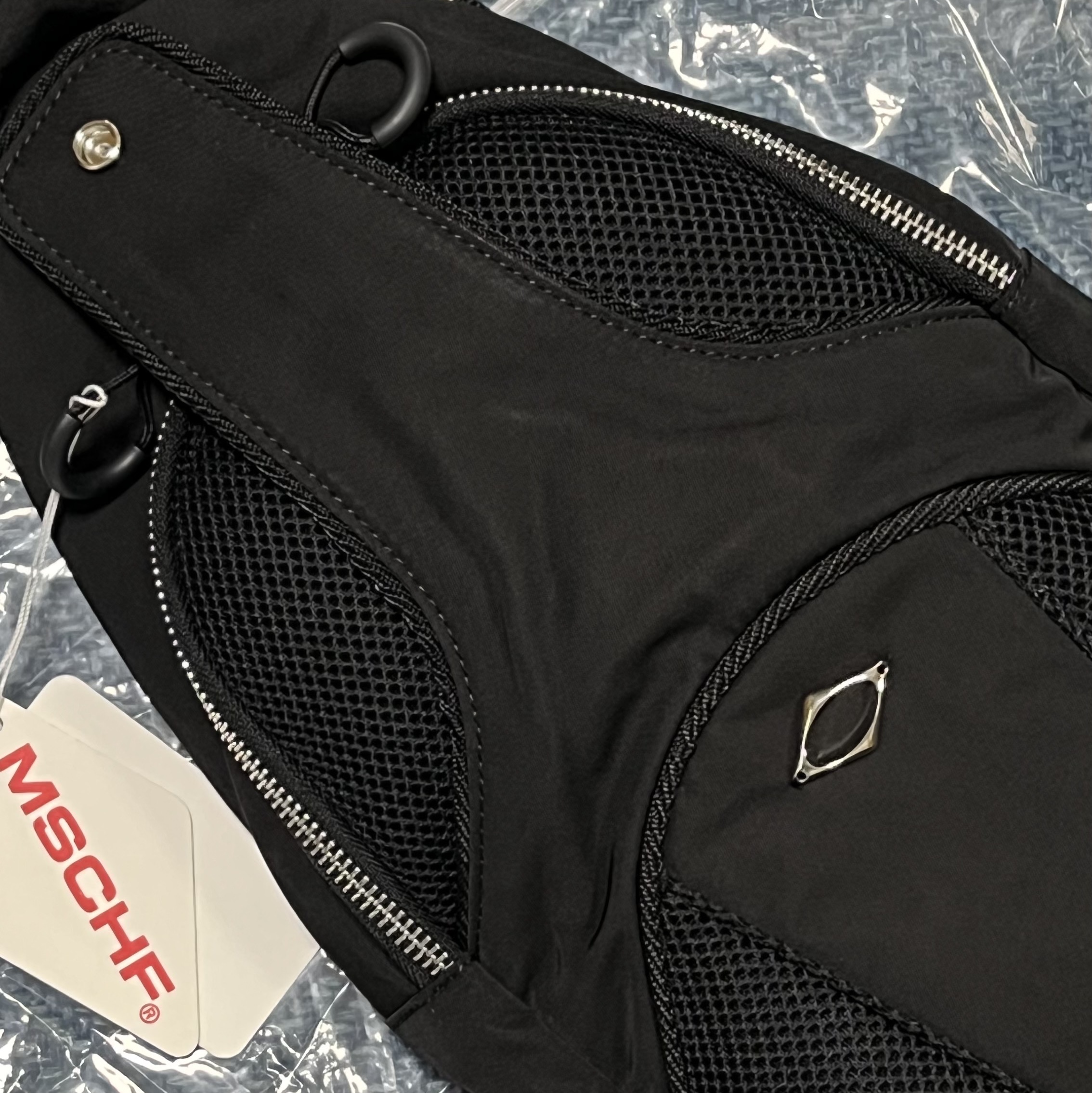 Mischief Foldable Sling Bag Black 착용 스타일 - 3