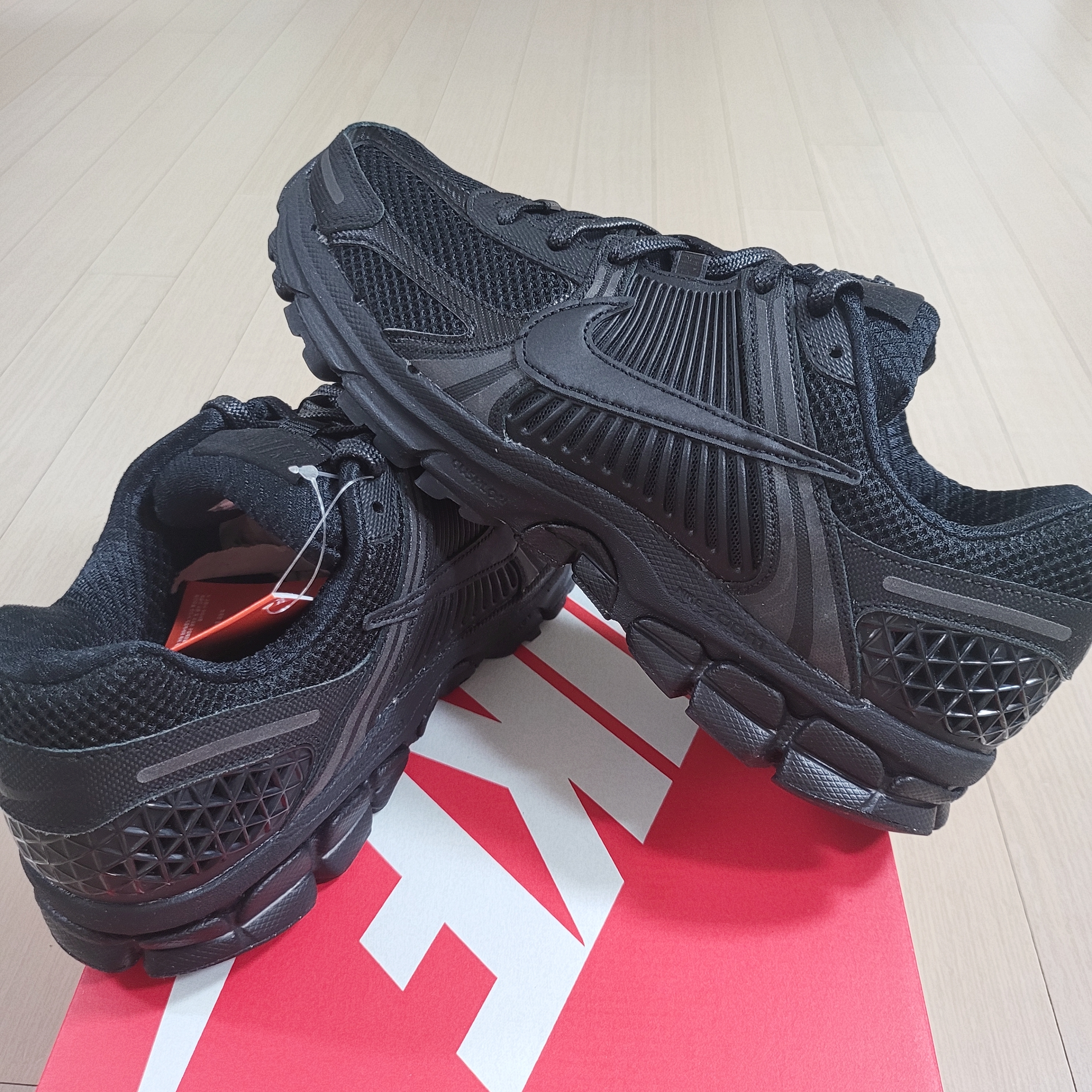 Nike Zoom Vomero 5 SP Black 착용 스타일 - 4