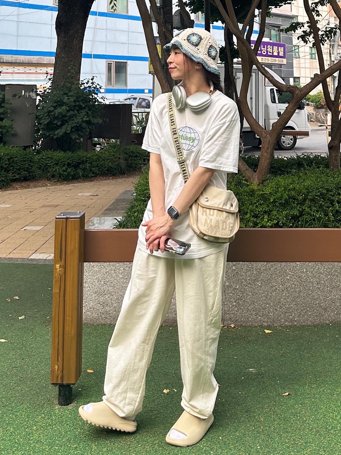 Human Made Tool Bag Small White, Adidas Yeezy Slide Bone 2022/2023 착용 스타일