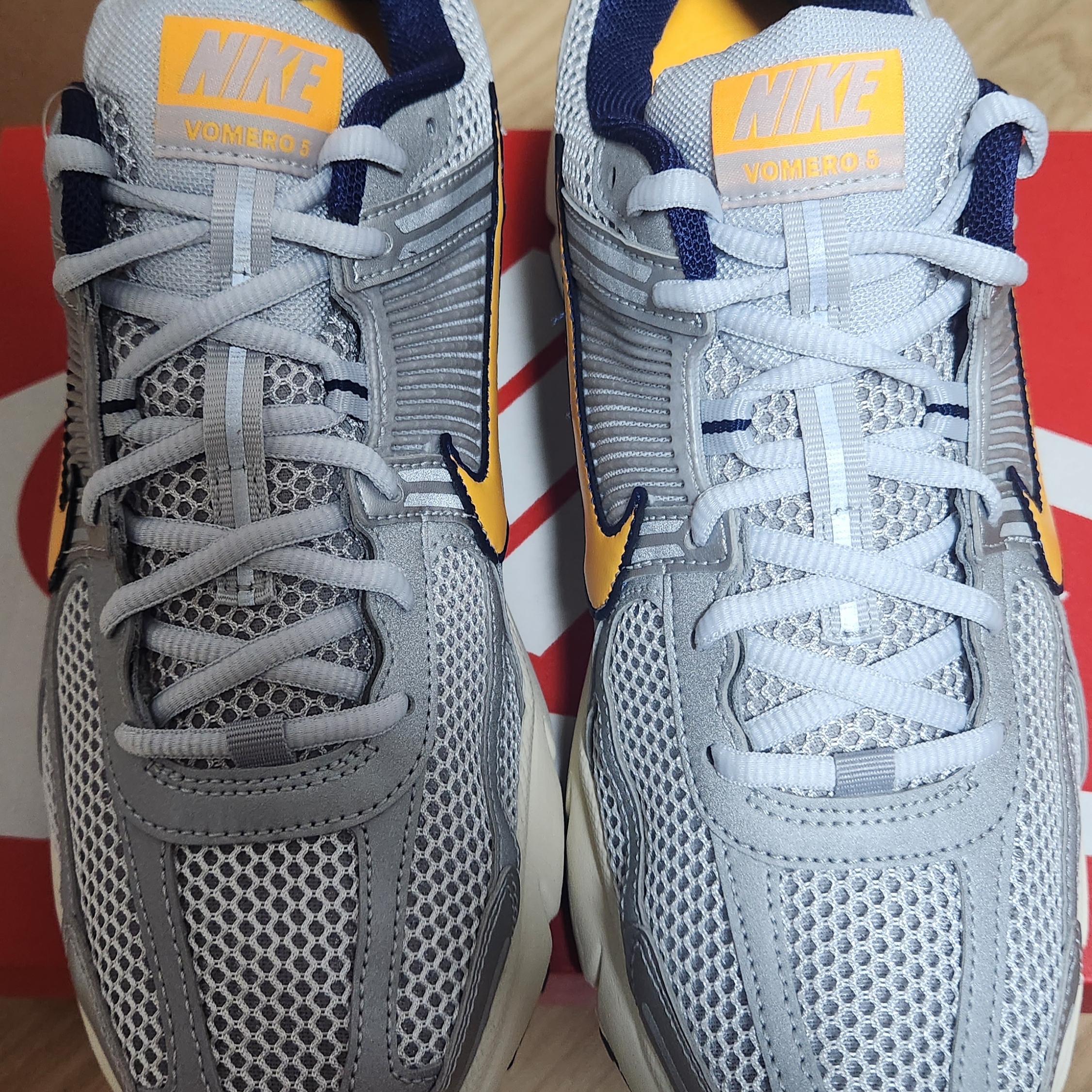 Nike Zoom Vomero 5 Pure Platinum and Laser Orange 착용 스타일 - 1