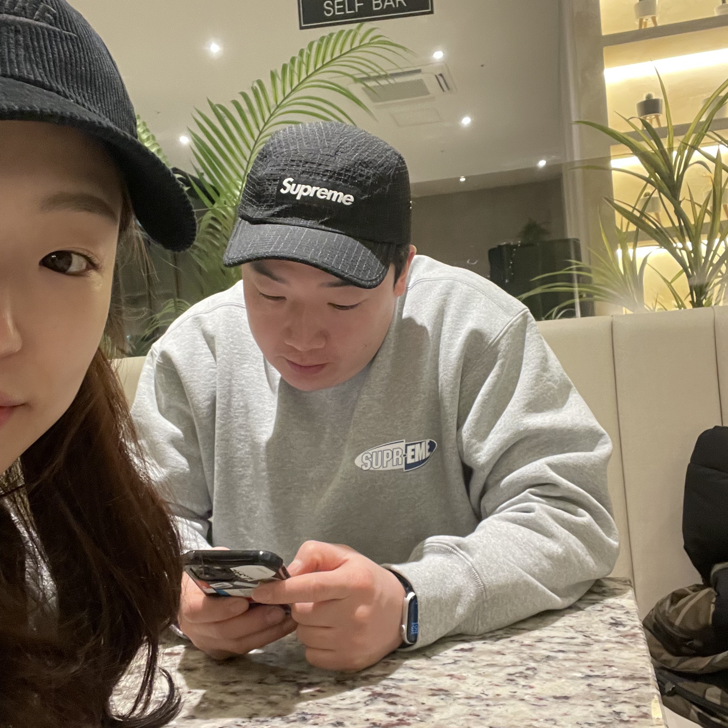 Supreme 212 Crewneck Heather Grey - 22FW, Supreme Glow Ripstop Camp Cap Black - 22FW 착용 스타일 - 2