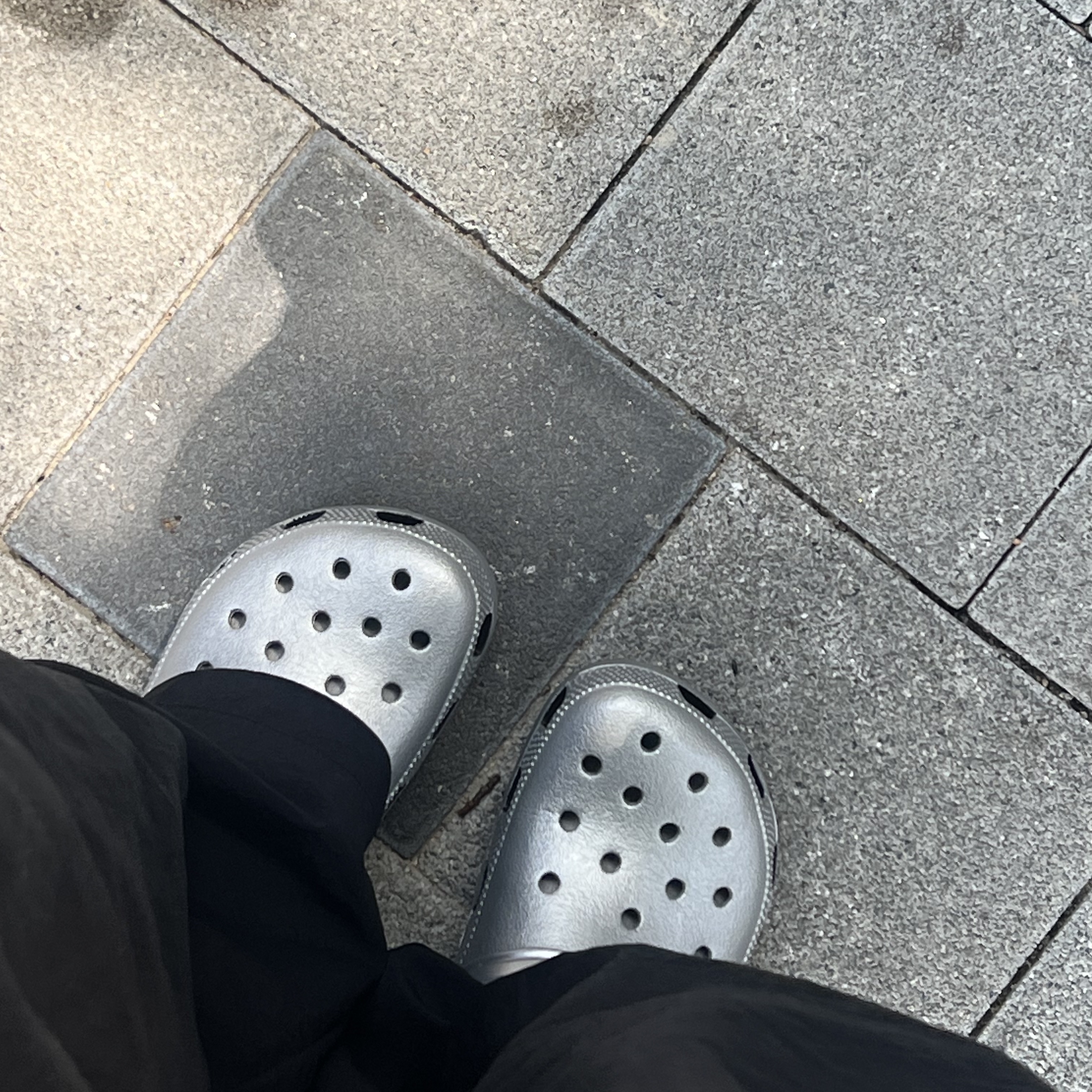 Crocs Classic Metallic Clog Silver 착용 스타일