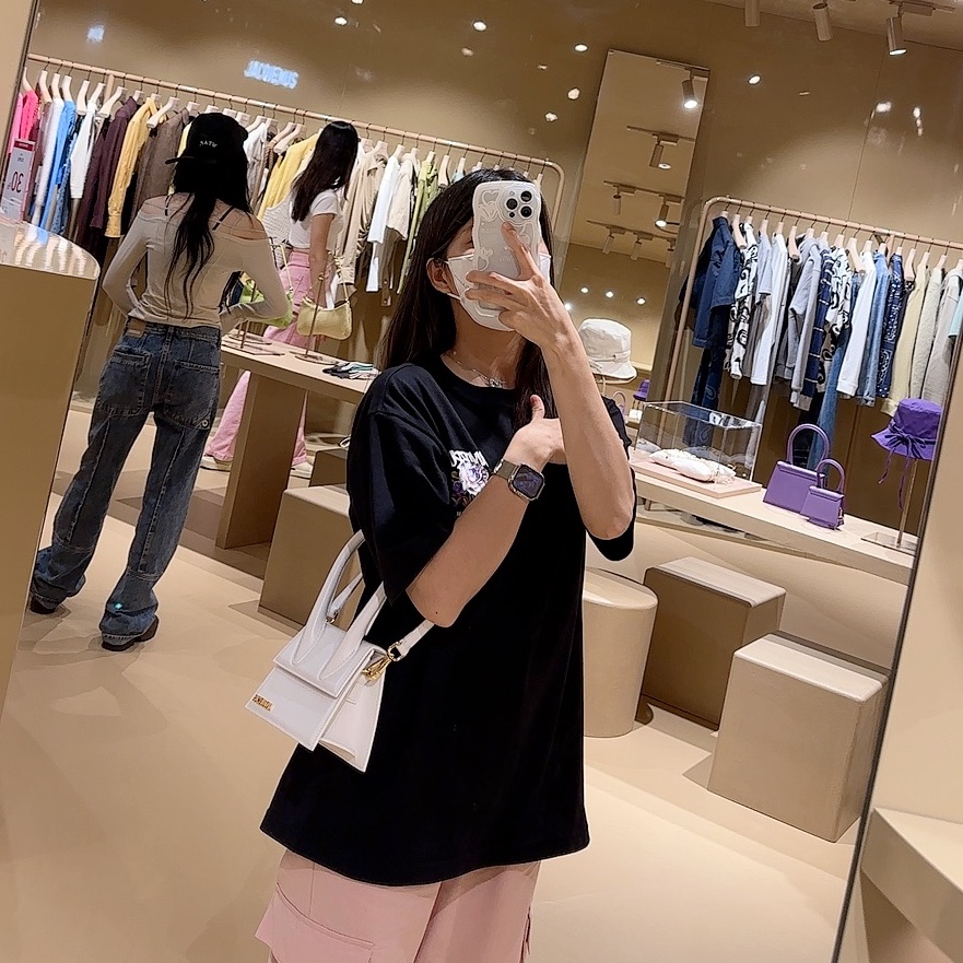 Jacquemus Le Chiquito Moyen Leather Handbag White 착용 스타일 - 1
