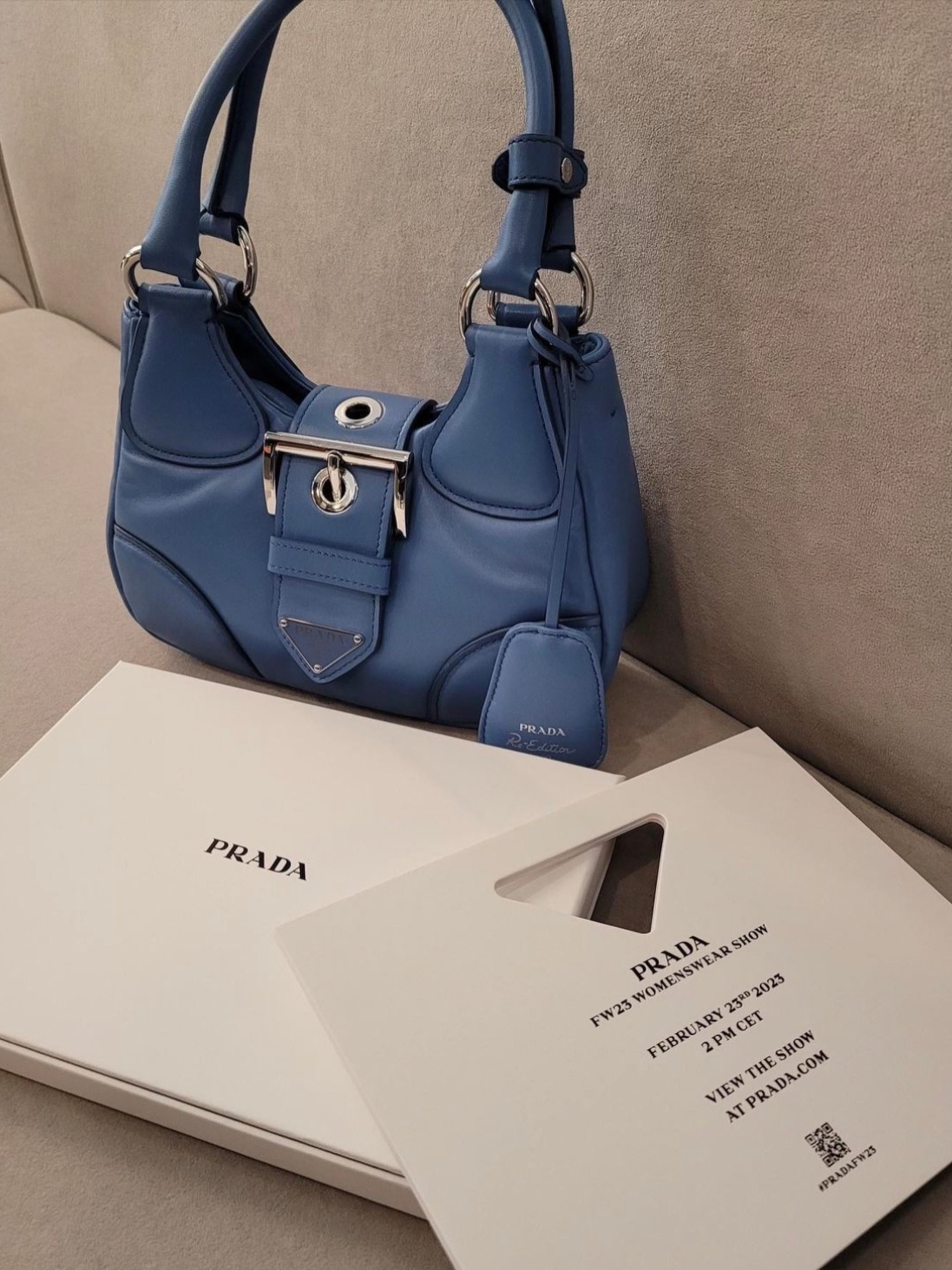 Prada Moon Padded Nappa Leather Bag Light Blue 착용 스타일 - 3