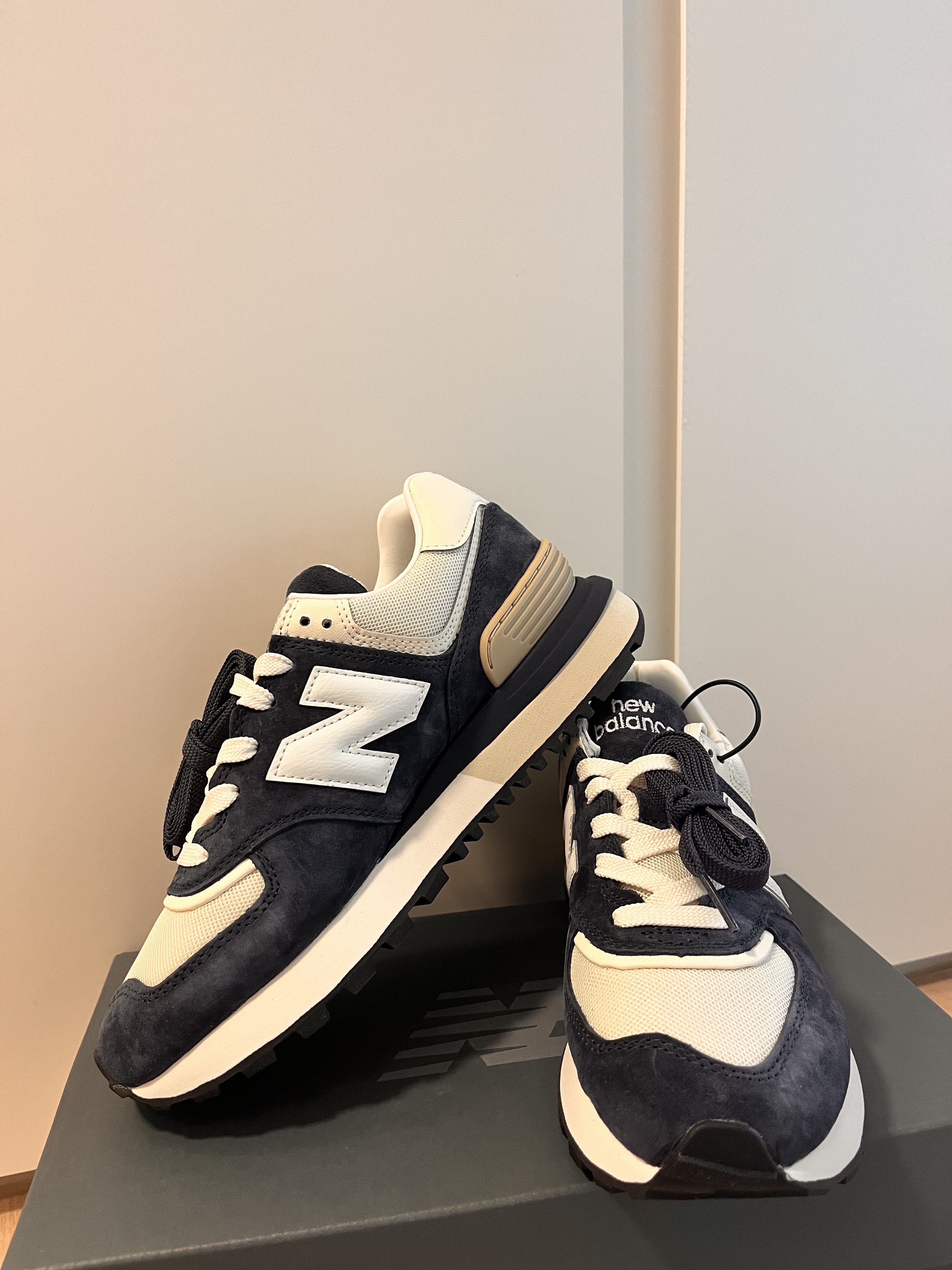 New Balance 574 Legacy Navy Blue 착용 스타일