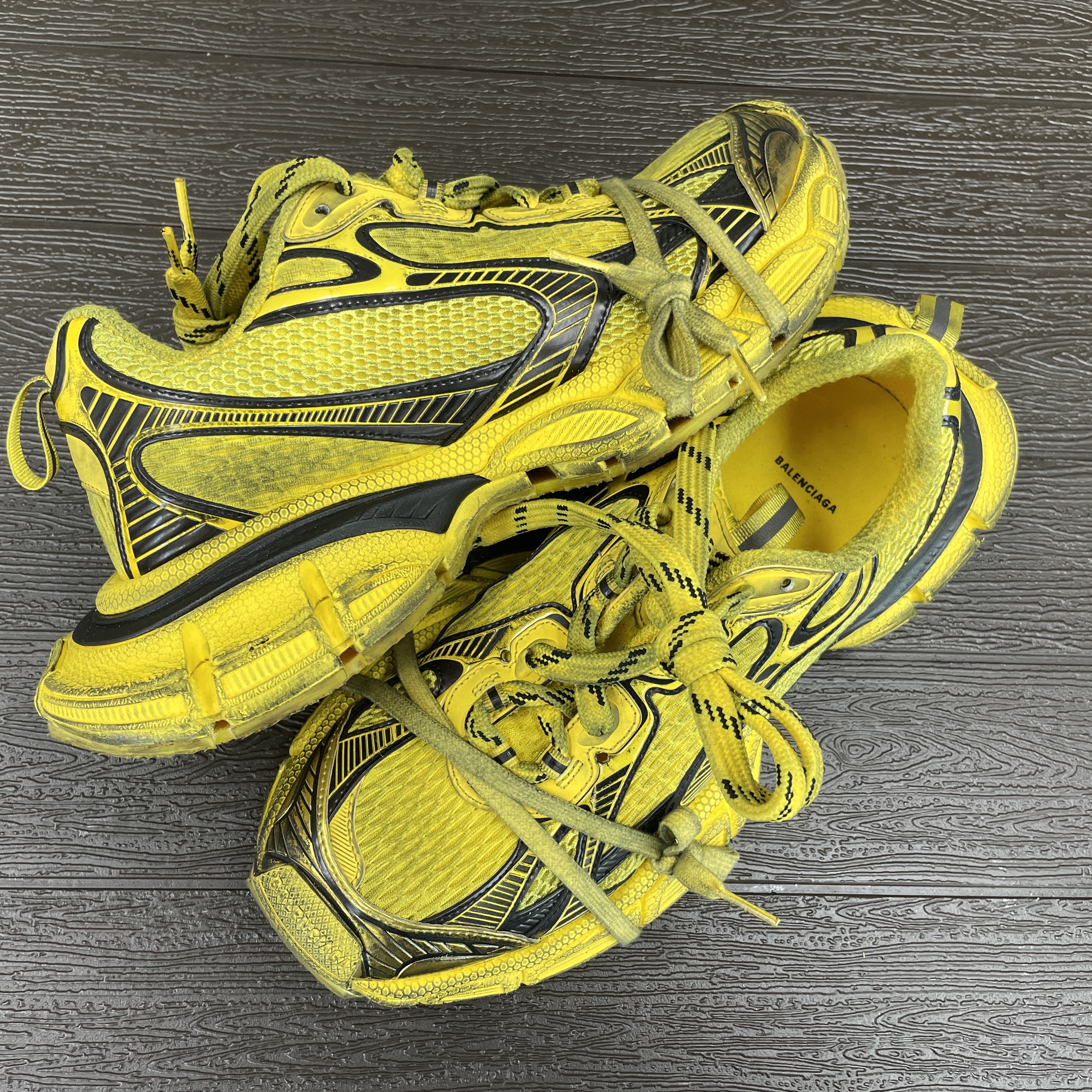 Balenciaga 3XL Sneakers Yellow Black 착용 스타일 - 2