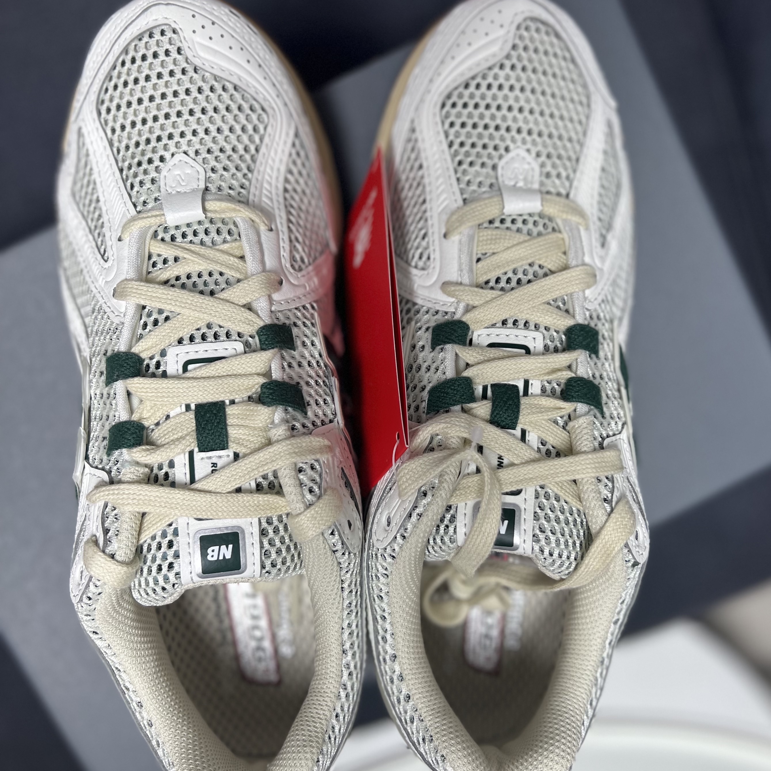 New Balance 1906R Silver Green 착용 스타일 - 1