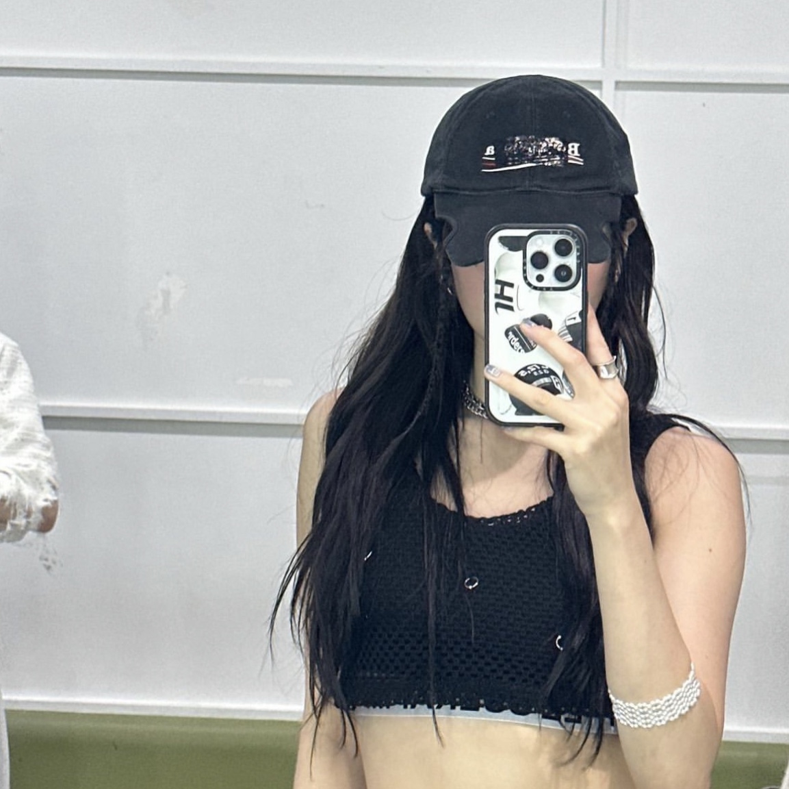 Balenciaga Gaffer Cap Black 착용 스타일