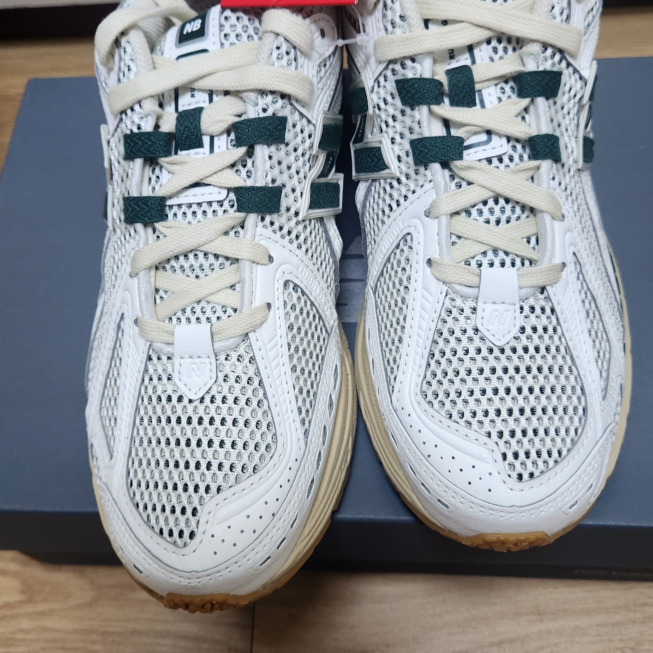 New Balance 1906R Silver Green 착용 스타일 - 1