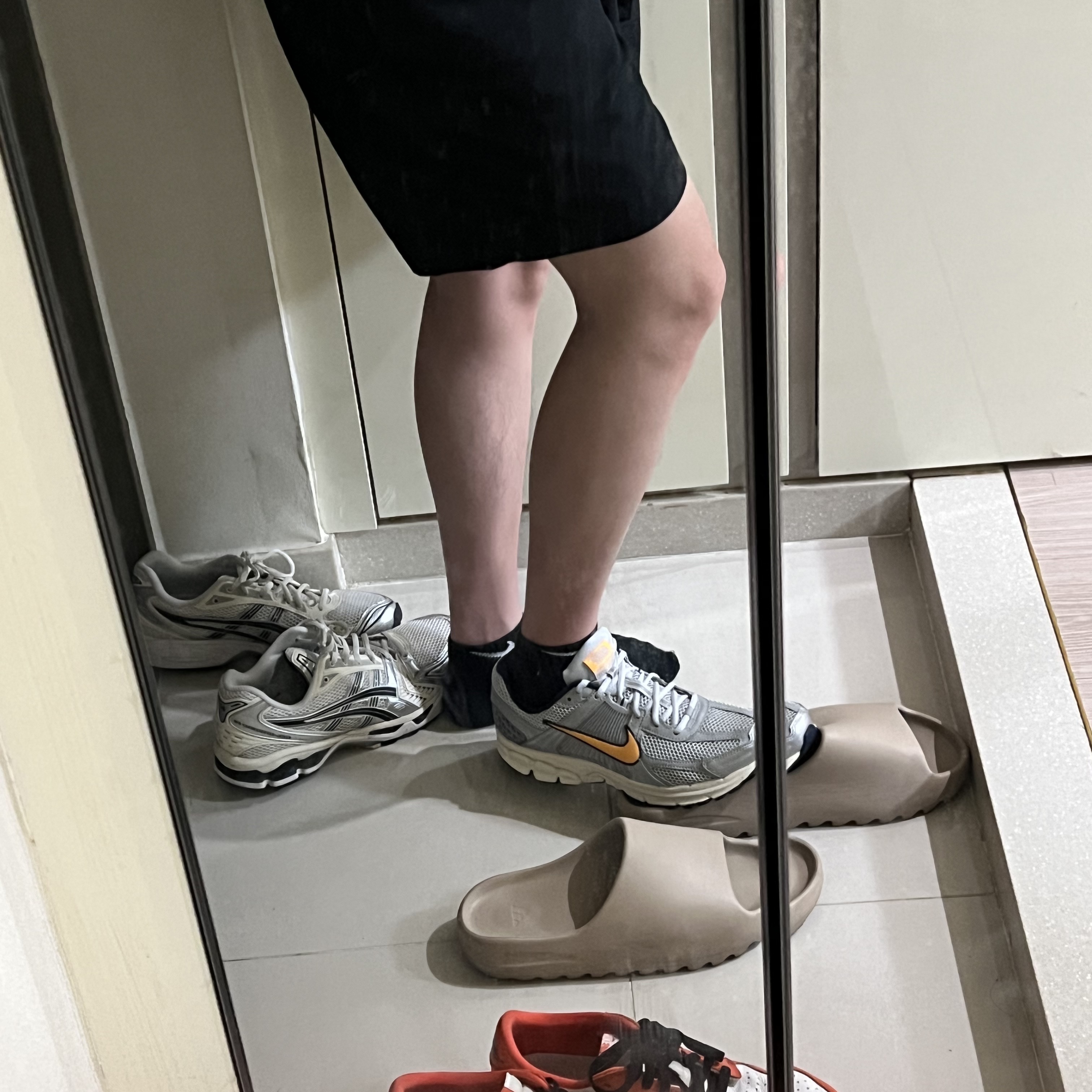 Nike Zoom Vomero 5 Pure Platinum and Laser Orange 착용 스타일 - 3