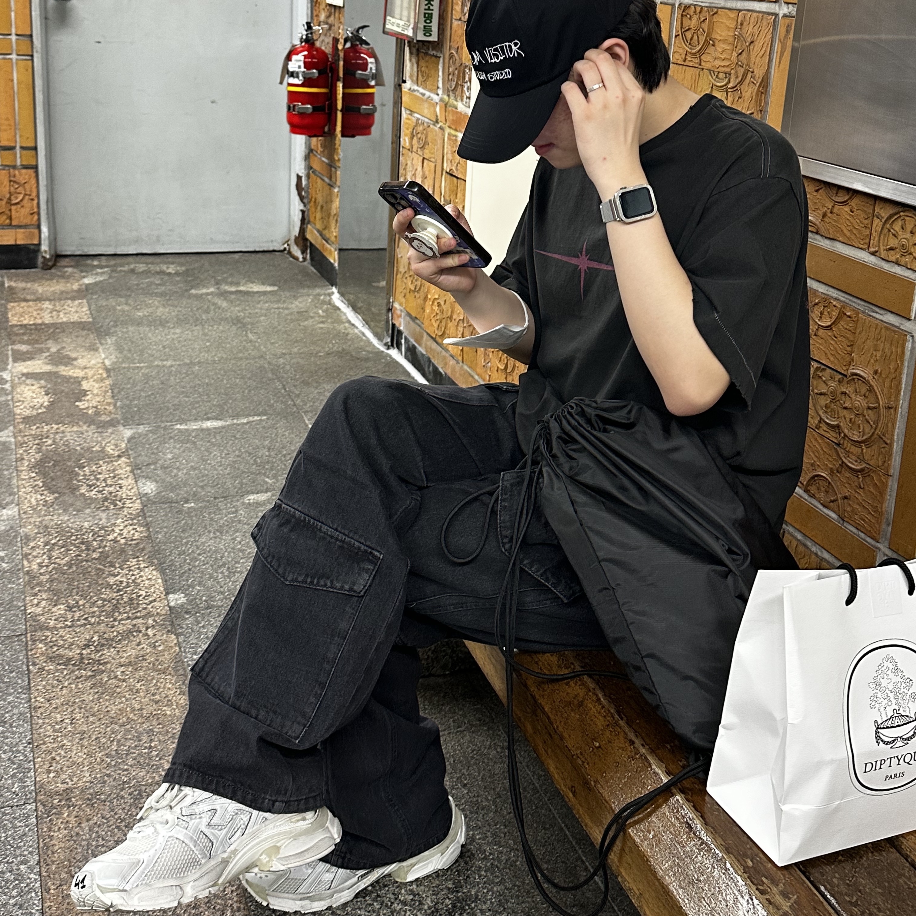 The Museum Visitor Art Design Studio Ball Cap Black, Balenciaga Runner Sneakers White 착용 스타일