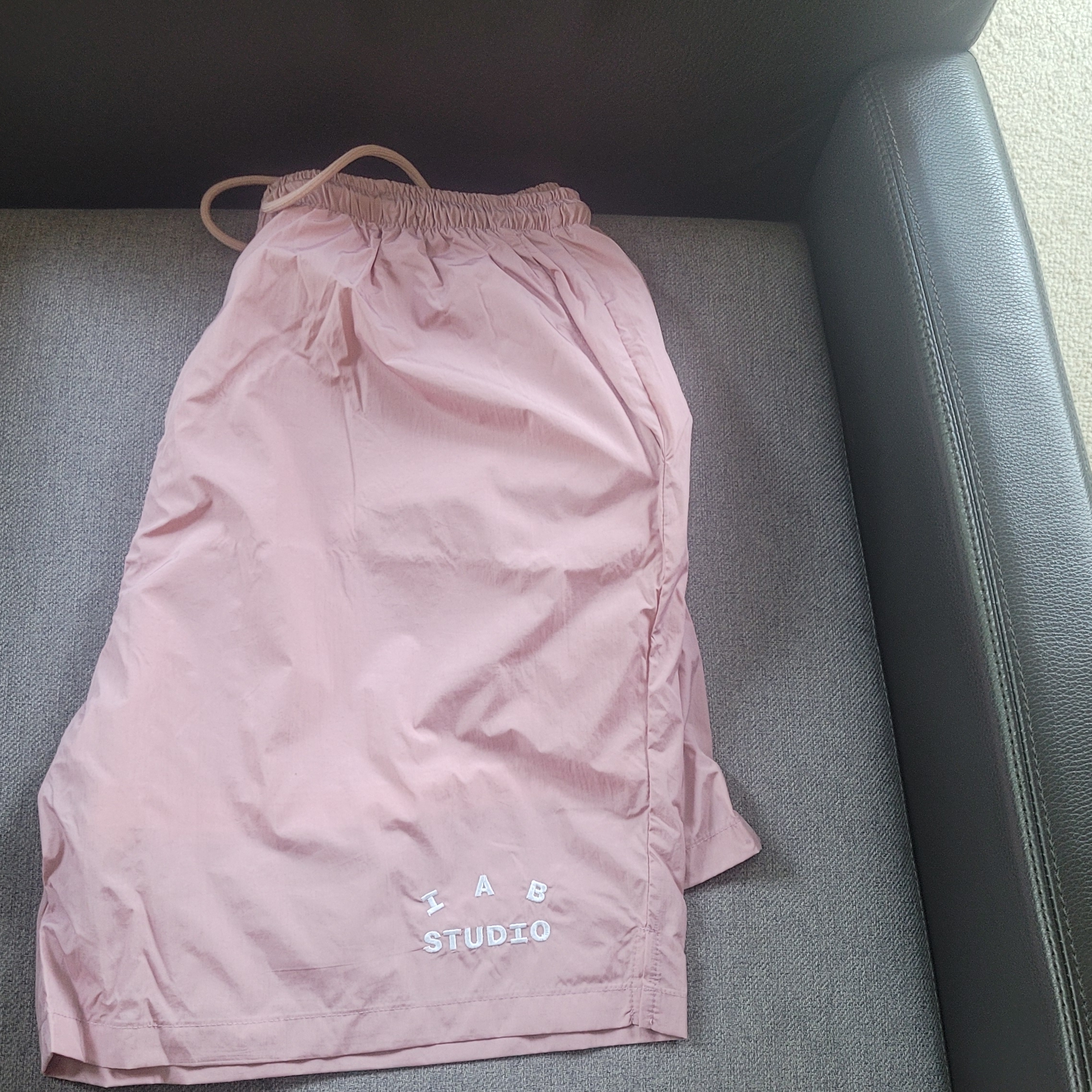 IAB Studio Woven Shorts Pink - The Hyundai Seoul Exclusive 착용 스타일