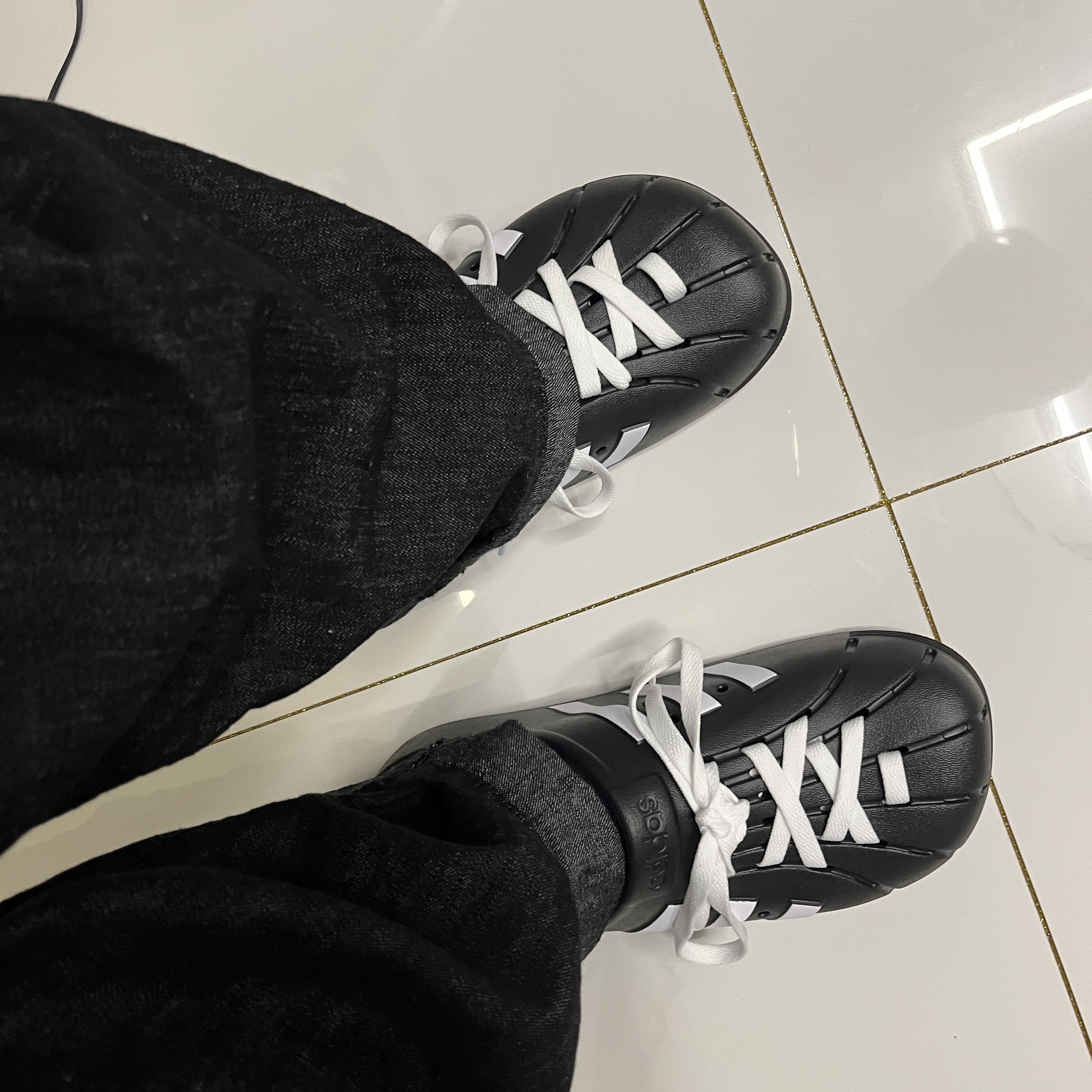 Adidas Adilette Clog Black White 착용 스타일