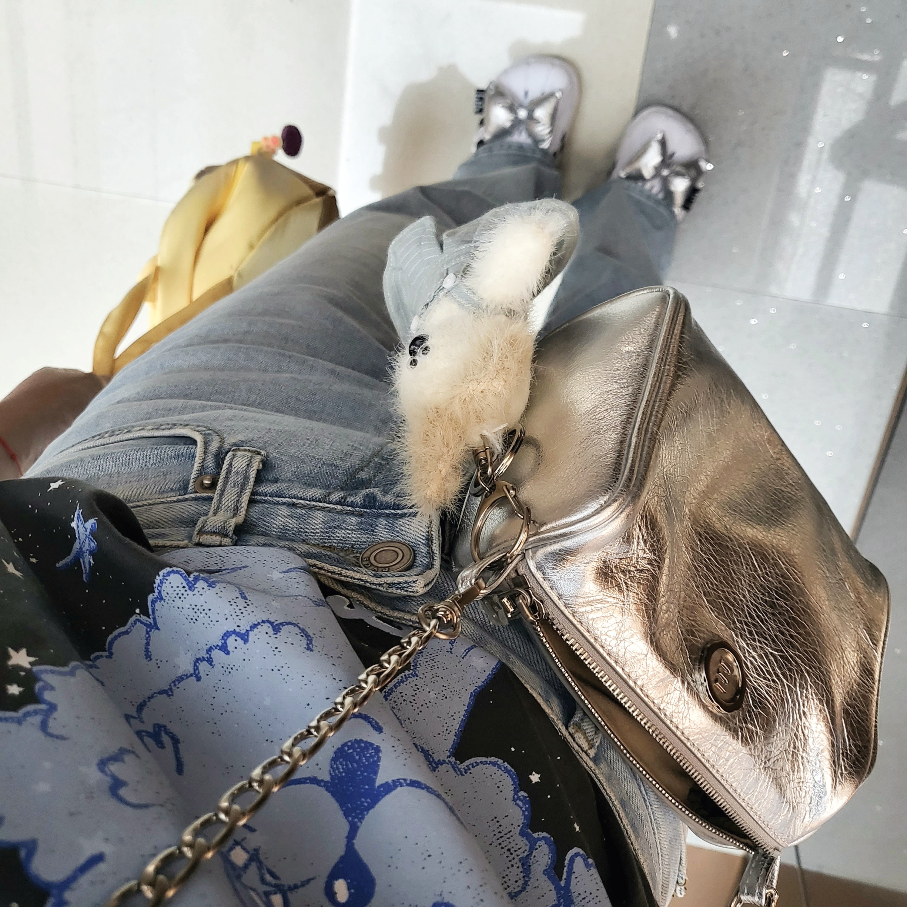 Margesherwood Wood Keyring White, (W) Ganni Relaxed Dream Bunny T-Shirt Volcanic Ash 착용 스타일