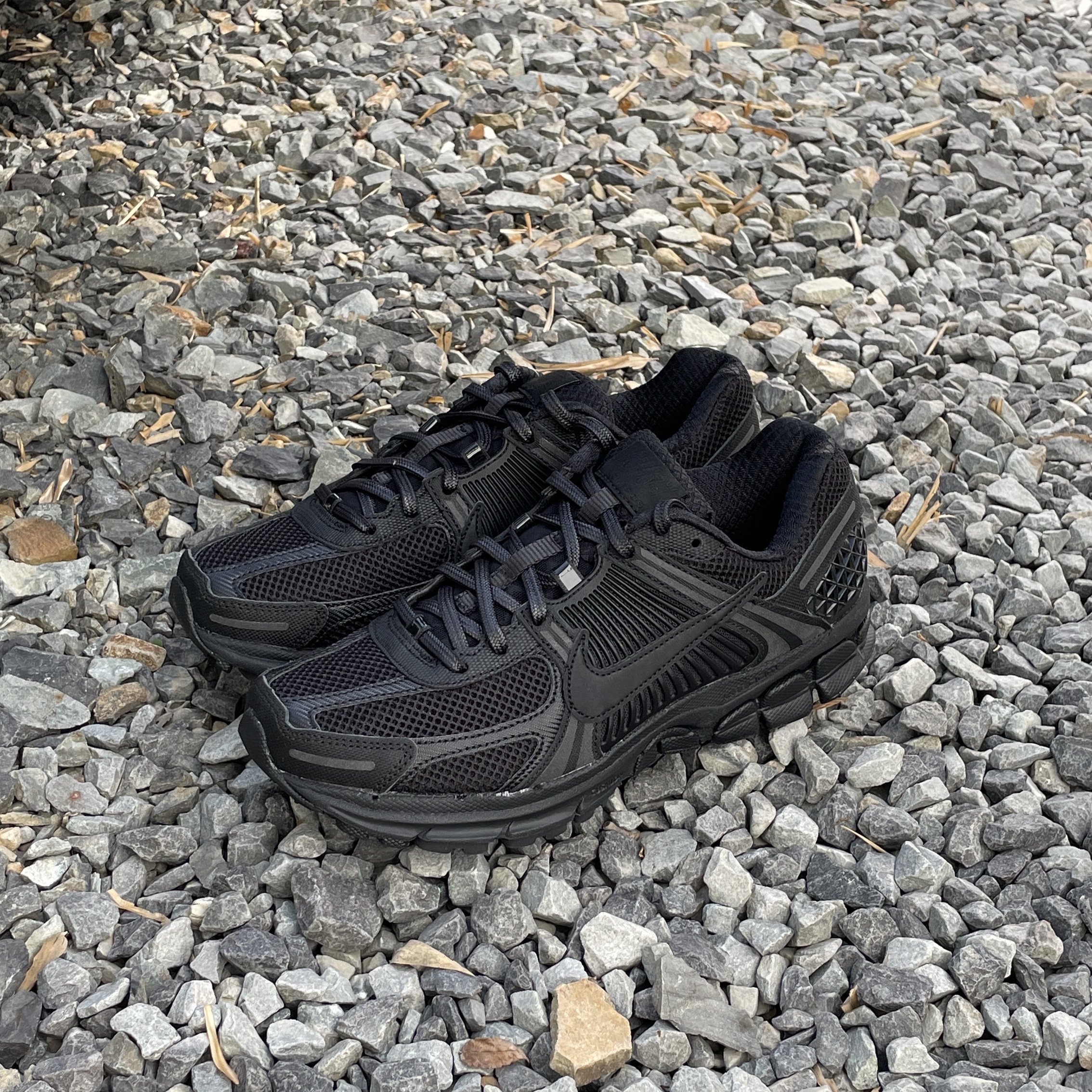 Nike Zoom Vomero 5 SP Black, (W) Nike Zoom Vomero 5 Photon Dust and Metallic Silver 착용 스타일 - 4