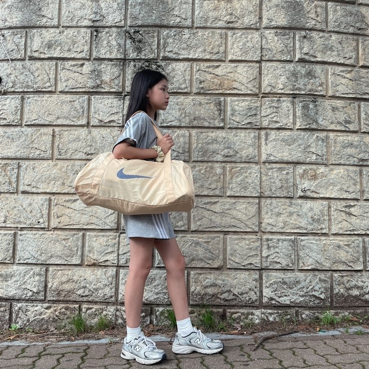 Nike Gym Club Duffle Bag 24L Pale Vanilla 착용 스타일 - 2