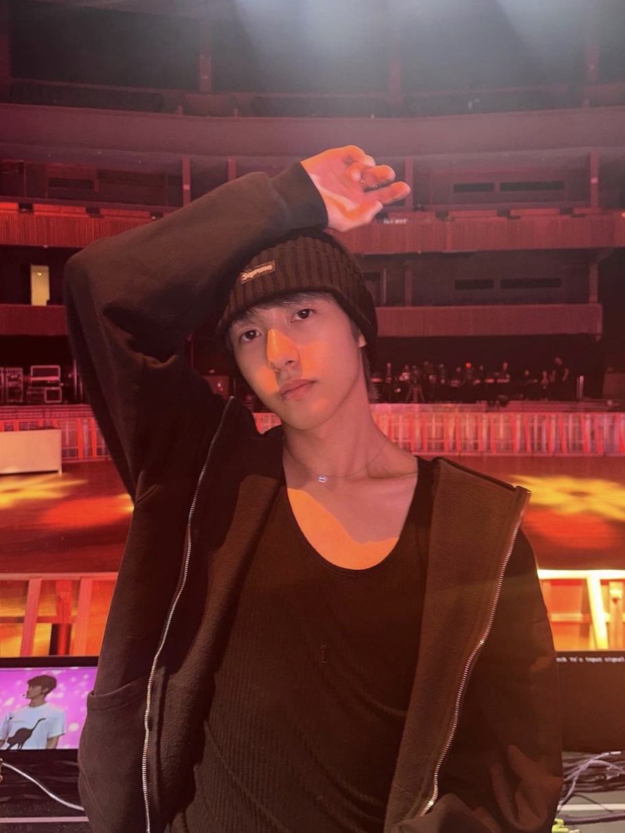 Supreme Overdyed Beanie Black 착용 스타일 - 1