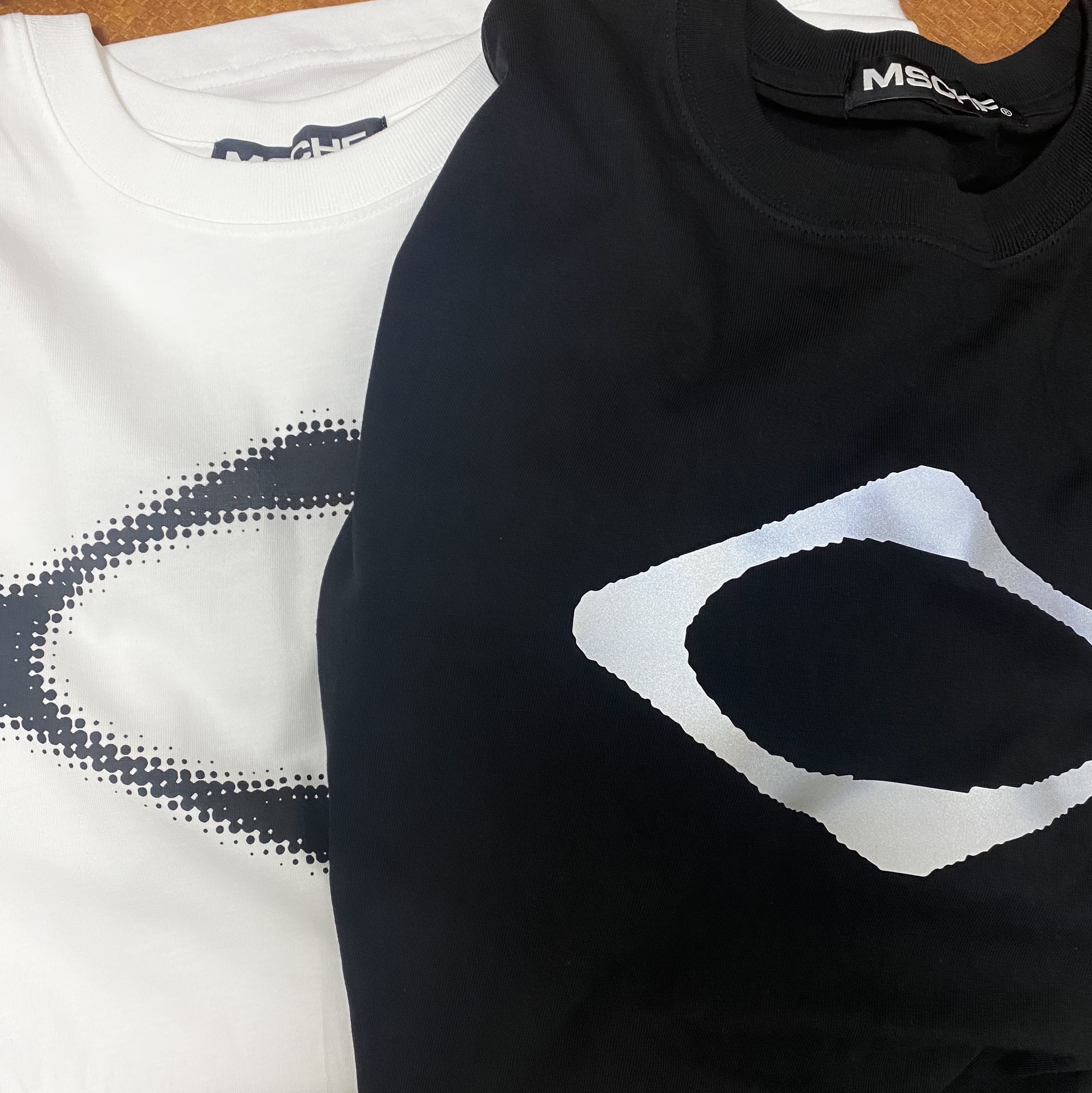 (W) Mischief Rhombus Blur T-Shirt Basic White, (W) Mischief GB14 T-Shirt Black 착용 스타일