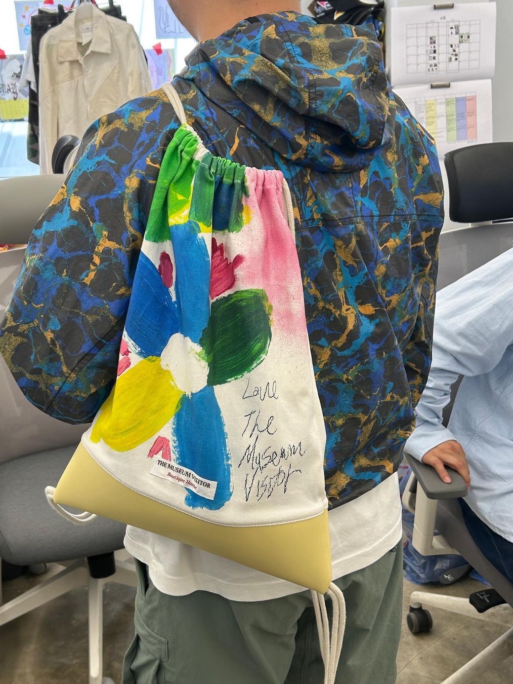 The Museum Visitor Painting Art Printed Dust Bag 02 Yellow, The Museum Visitor Painting Art Printed Dust Bag 03 Blue 착용 스타일 - 1