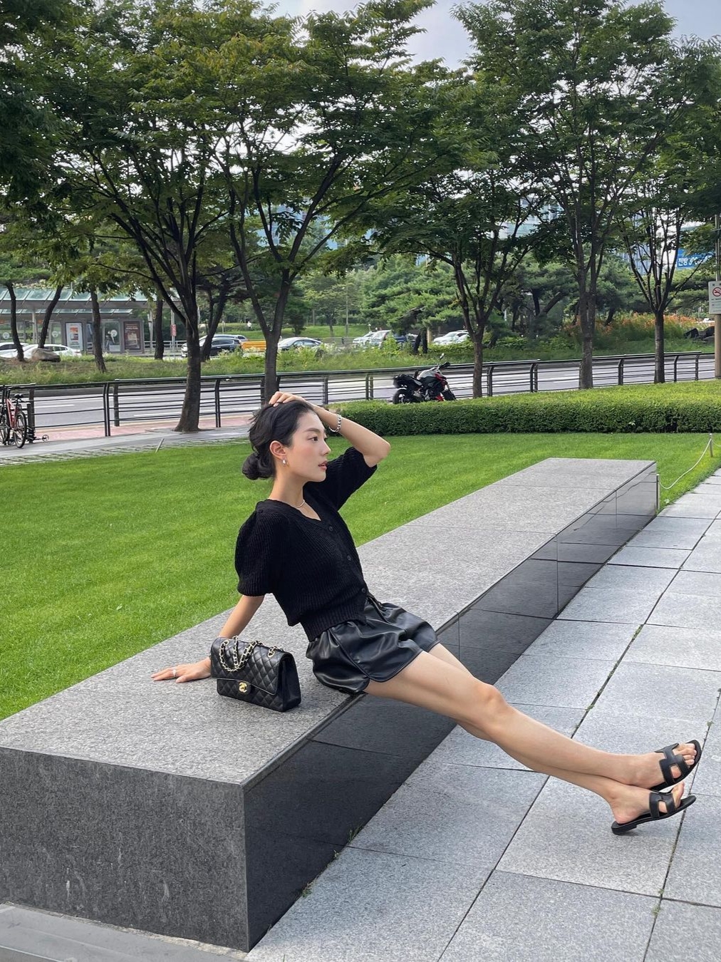 (W) Hermes Oran Sandal Calfskin & Noir Piqures Ecrues 착용 스타일