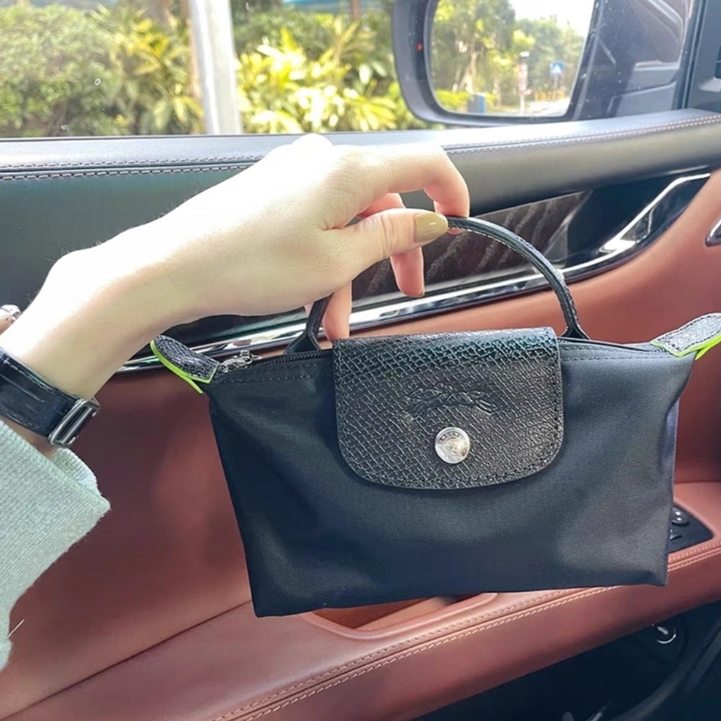 Longchamp Le Pliage Green Handle Pouch Black 착용 스타일