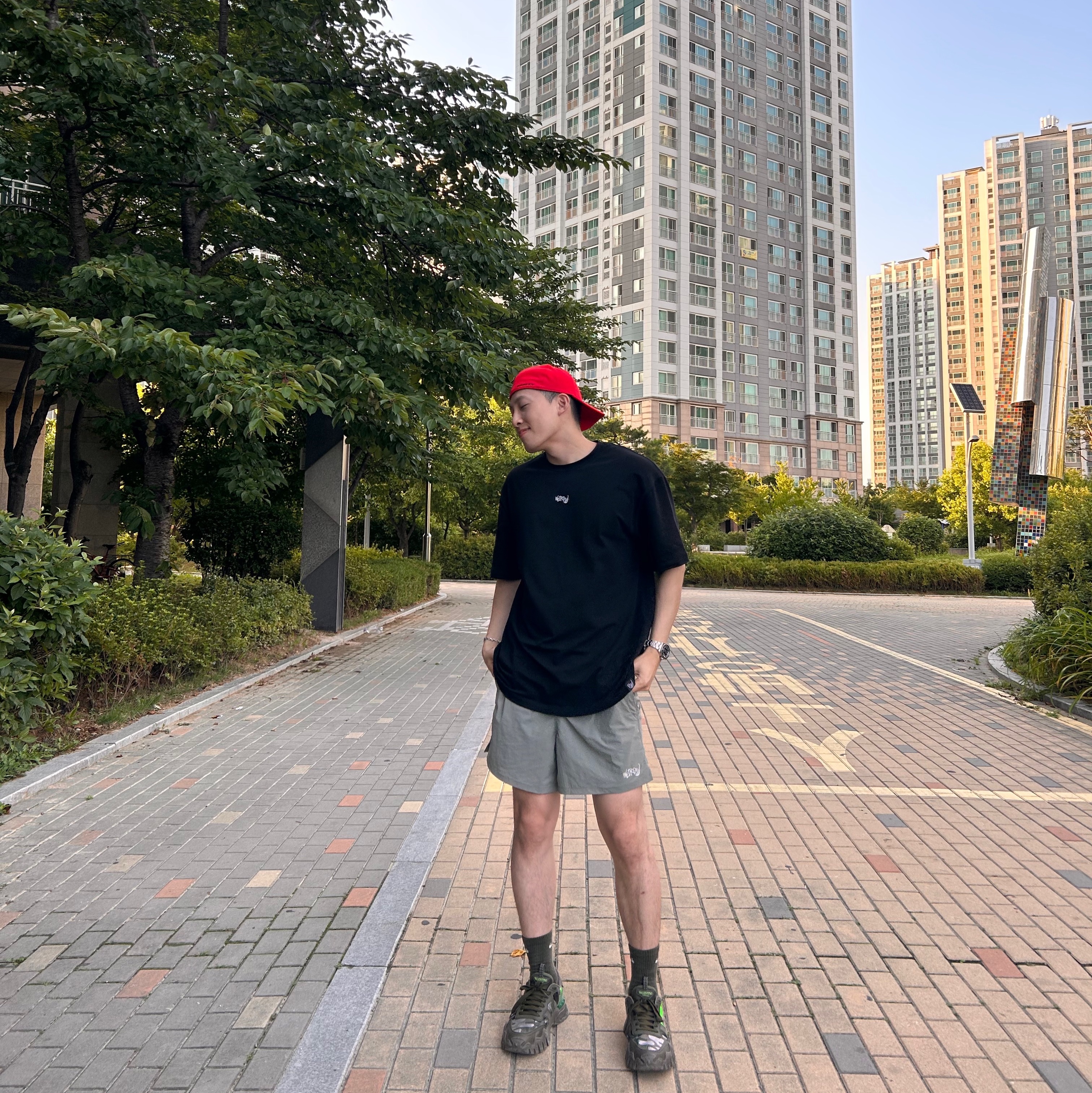 Valentino Rockrunner Plus Camo Military Green, Palace x Oakley 6-Panel Silver Black - 23SS 착용 스타일 - 2