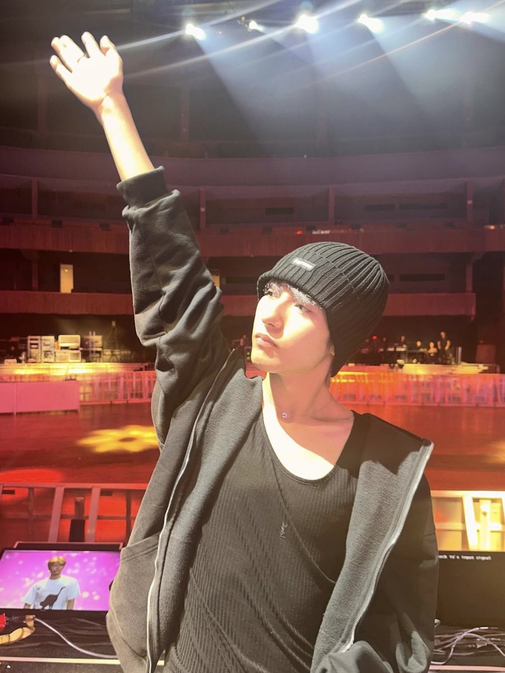 Supreme Overdyed Beanie Black 착용 스타일 - 3