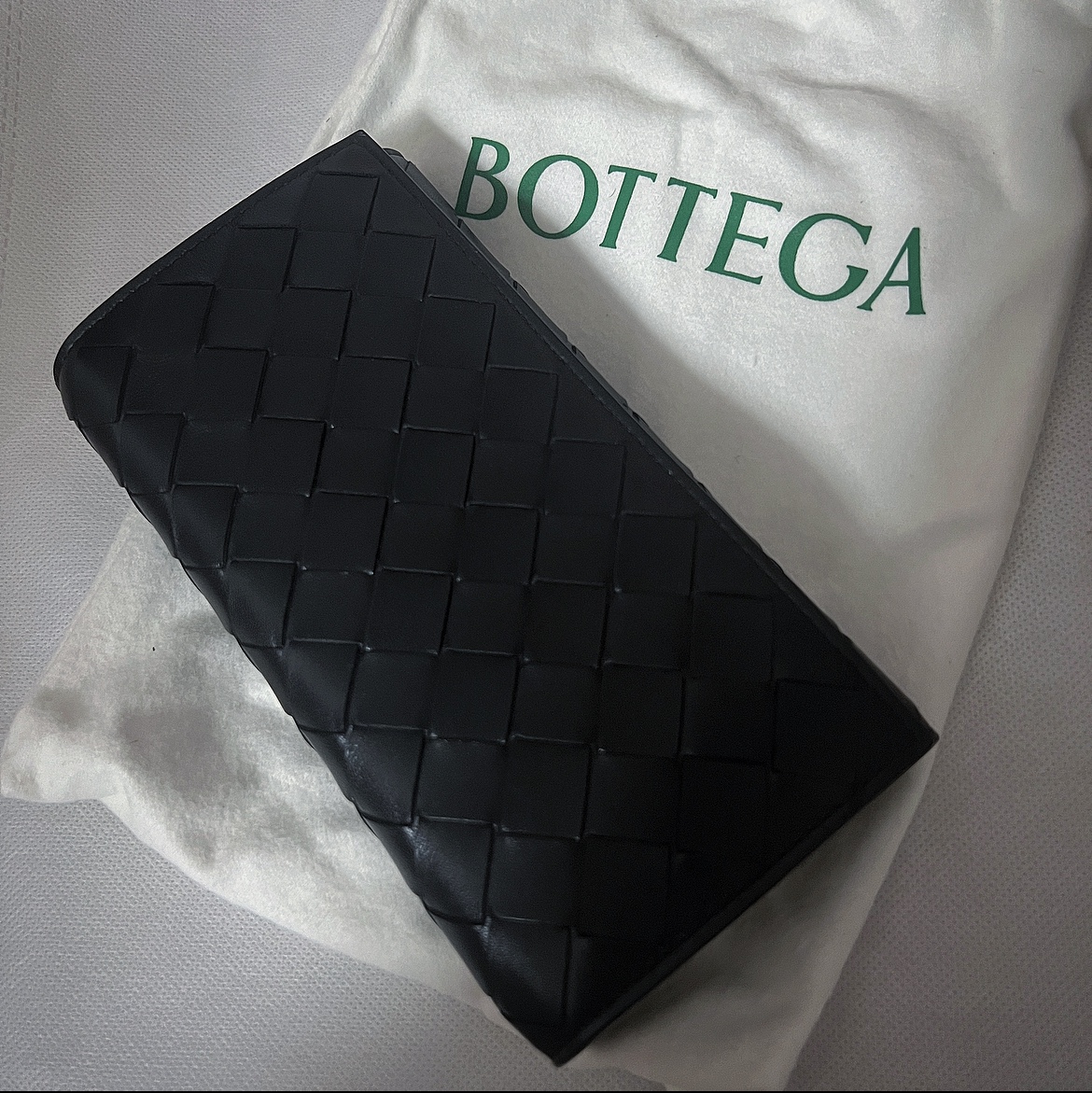 Bottega Veneta Intrecciato Large Flap Wallet Black, Bottega Veneta Intrecciato Wallet Black 착용 스타일