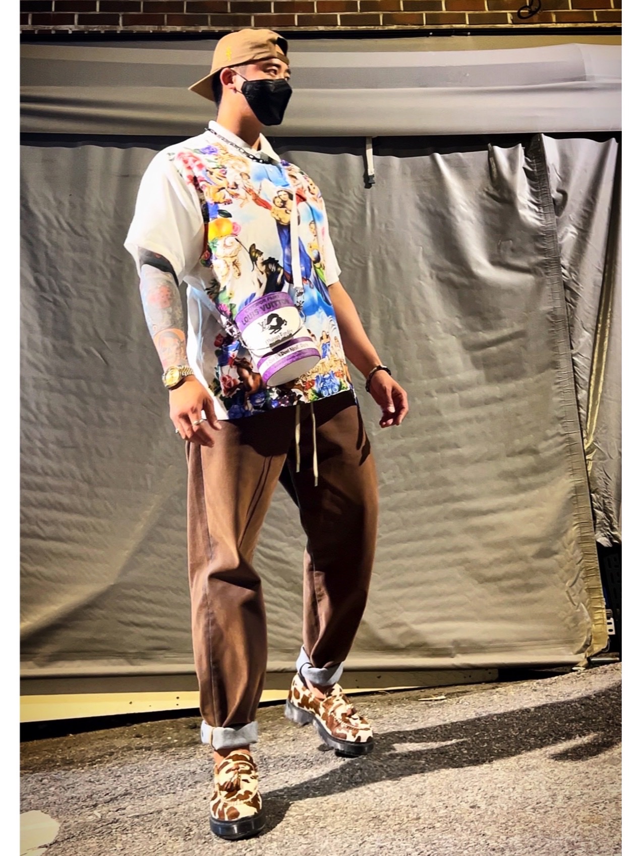 Supreme Heavenly Silk Polo White - 22FW, Supreme Flocked Regular Jean Gold - 23SS 착용 스타일 - 4