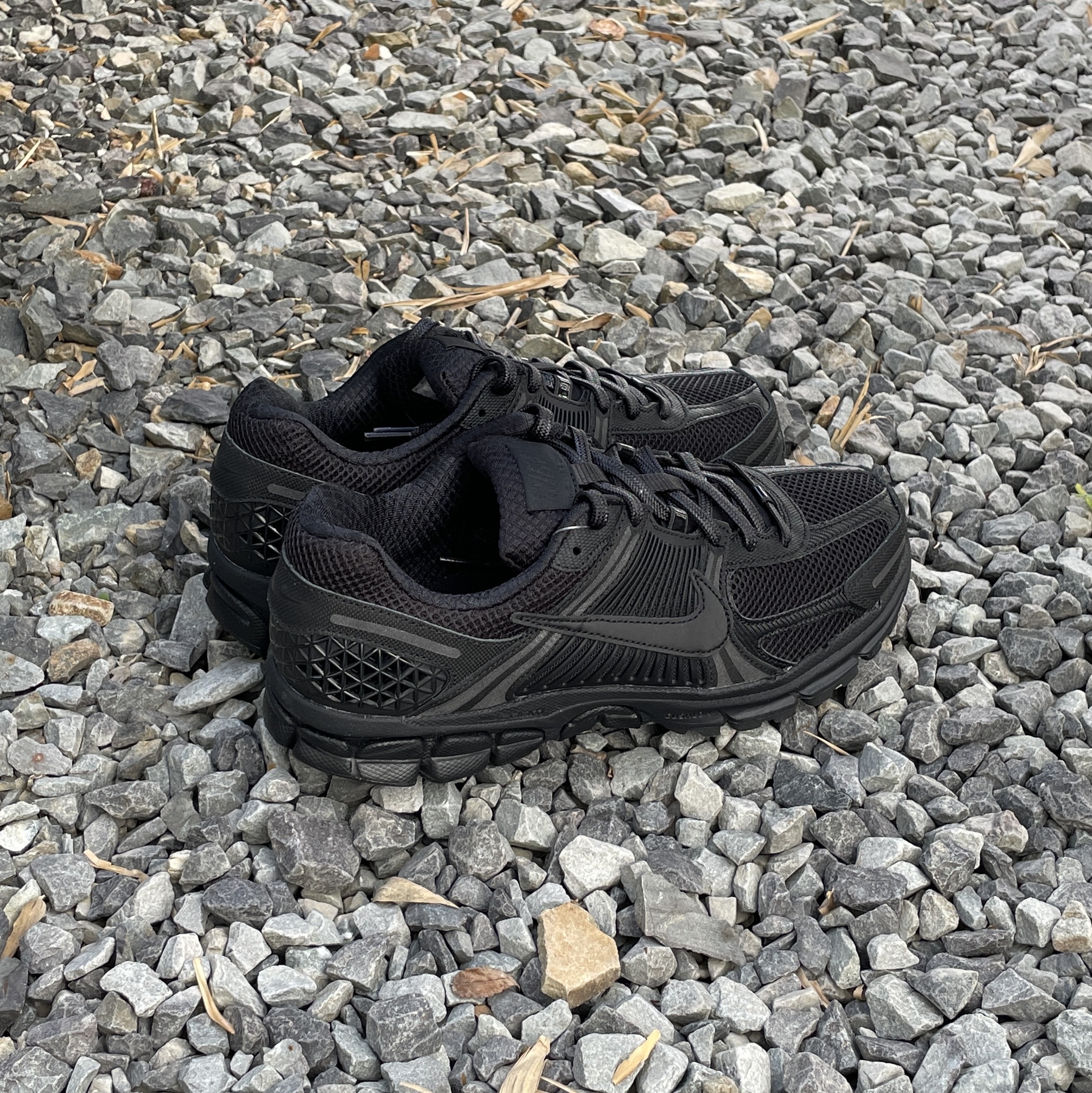 Nike Zoom Vomero 5 SP Black, (W) Nike Zoom Vomero 5 Photon Dust and Metallic Silver 착용 스타일 - 5