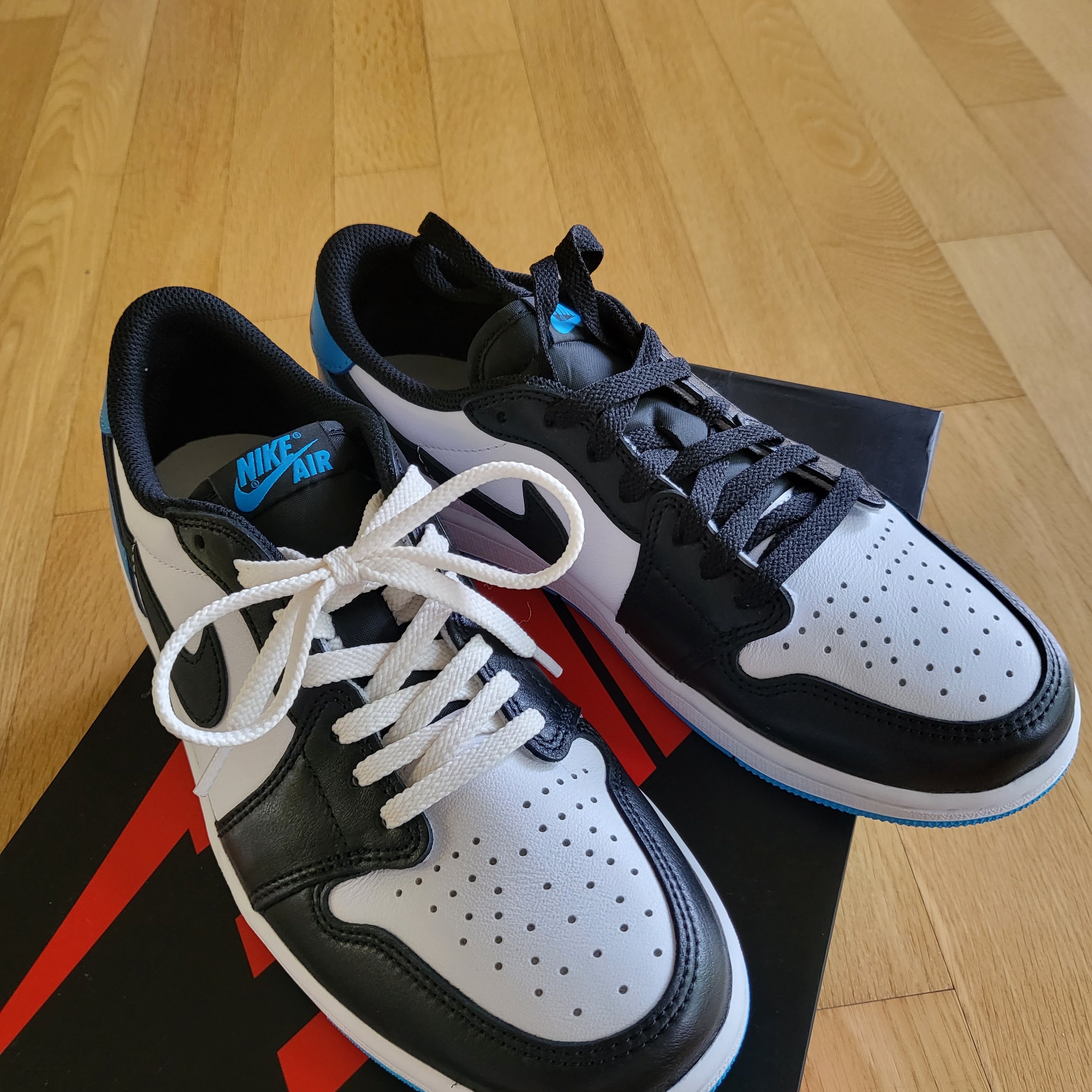 Jordan 1 Retro Low OG Black and Dark Powder Blue 착용 스타일 - 2