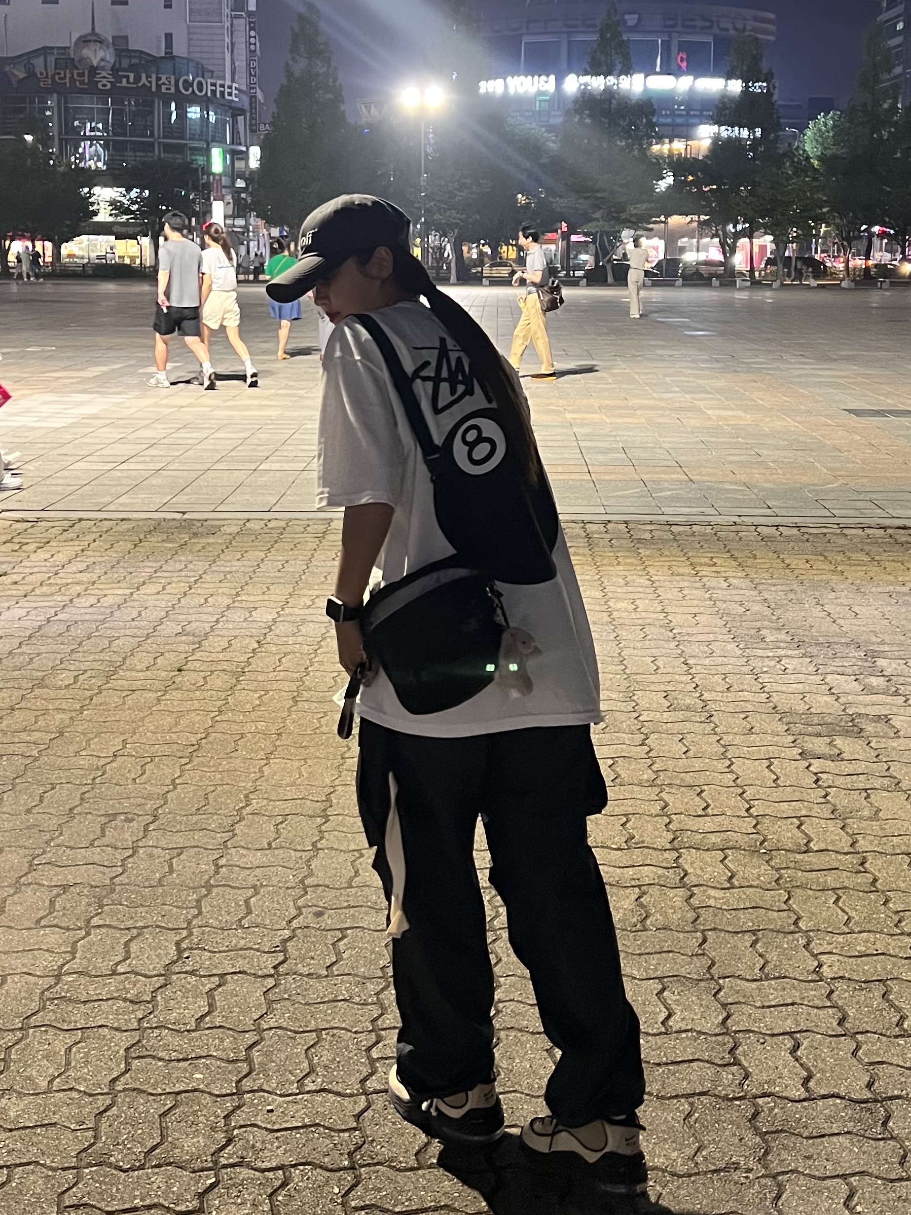 Stussy 8 Ball T-Shirt White - 22SS, Jellycat Bashful Bunny Bag Charm Beige 착용 스타일 - 1