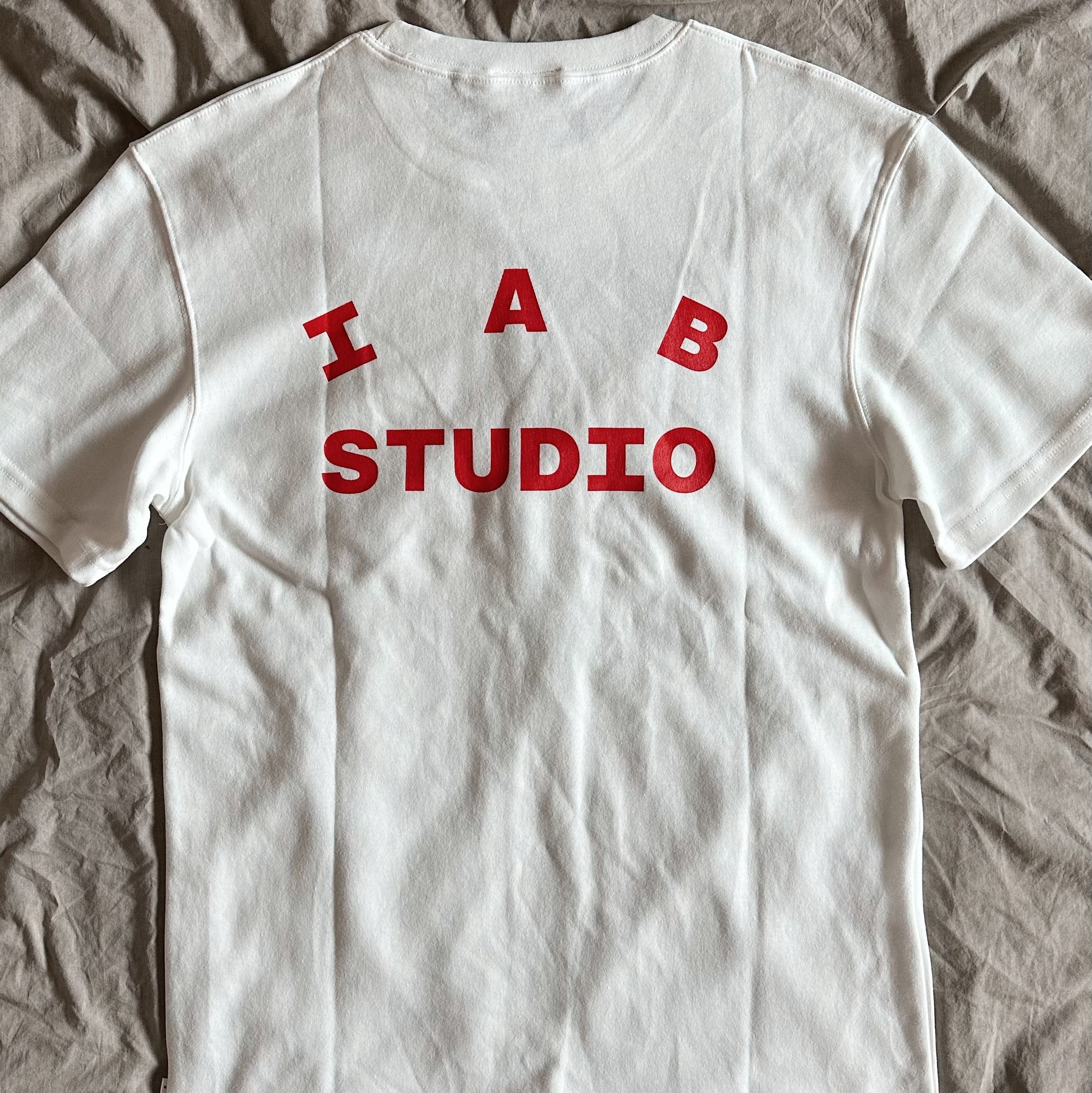 IAB Studio x Netflix SS T-Shirt White 착용 스타일 - 2