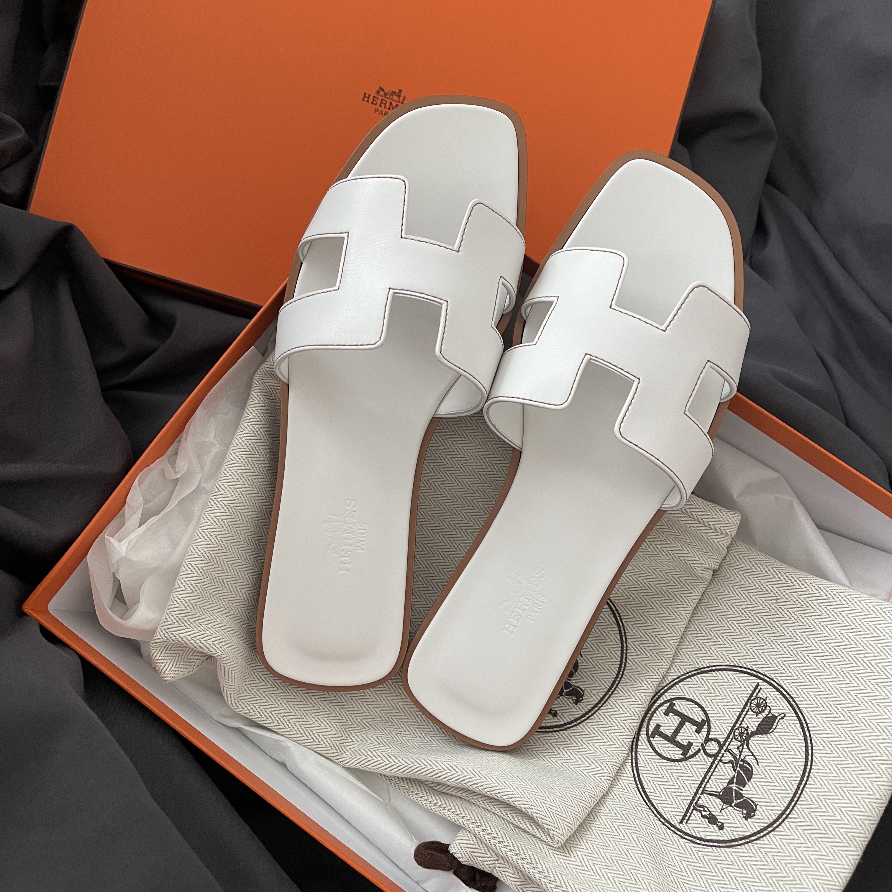 (W) Hermes Oran Sandal Calfskin & Blanc Piqures Havane 착용 스타일