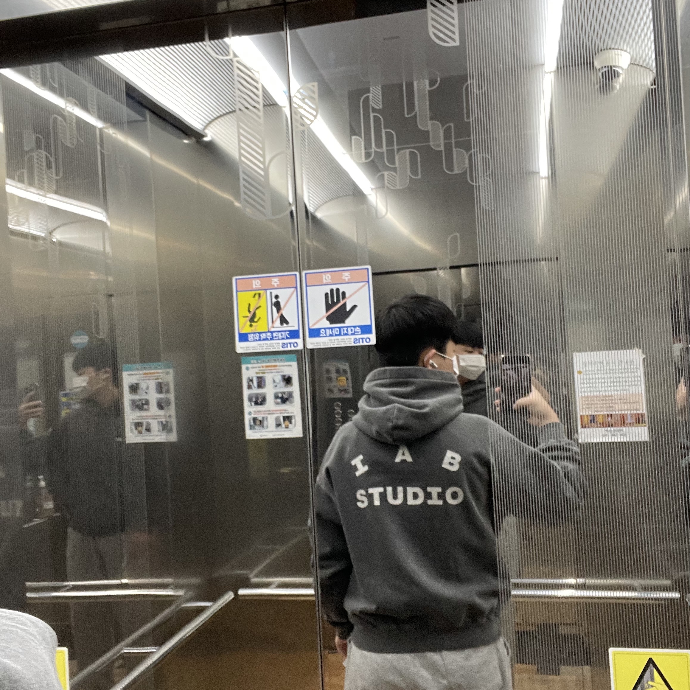 IAB Studio Pigment Hoodie & Sack Black, Apple AirPods Pro 2nd Gen (Korean Ver.) 착용 스타일
