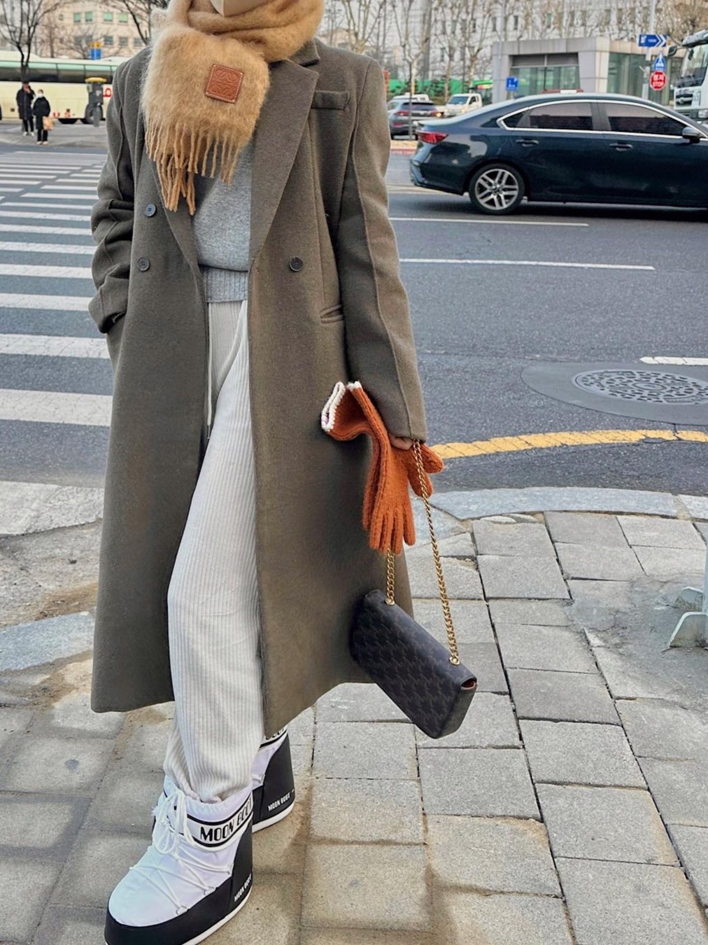 Loewe Wool and Mohair Muffler Camel, Loewe Wool and Mohair Muffler Black 착용 스타일