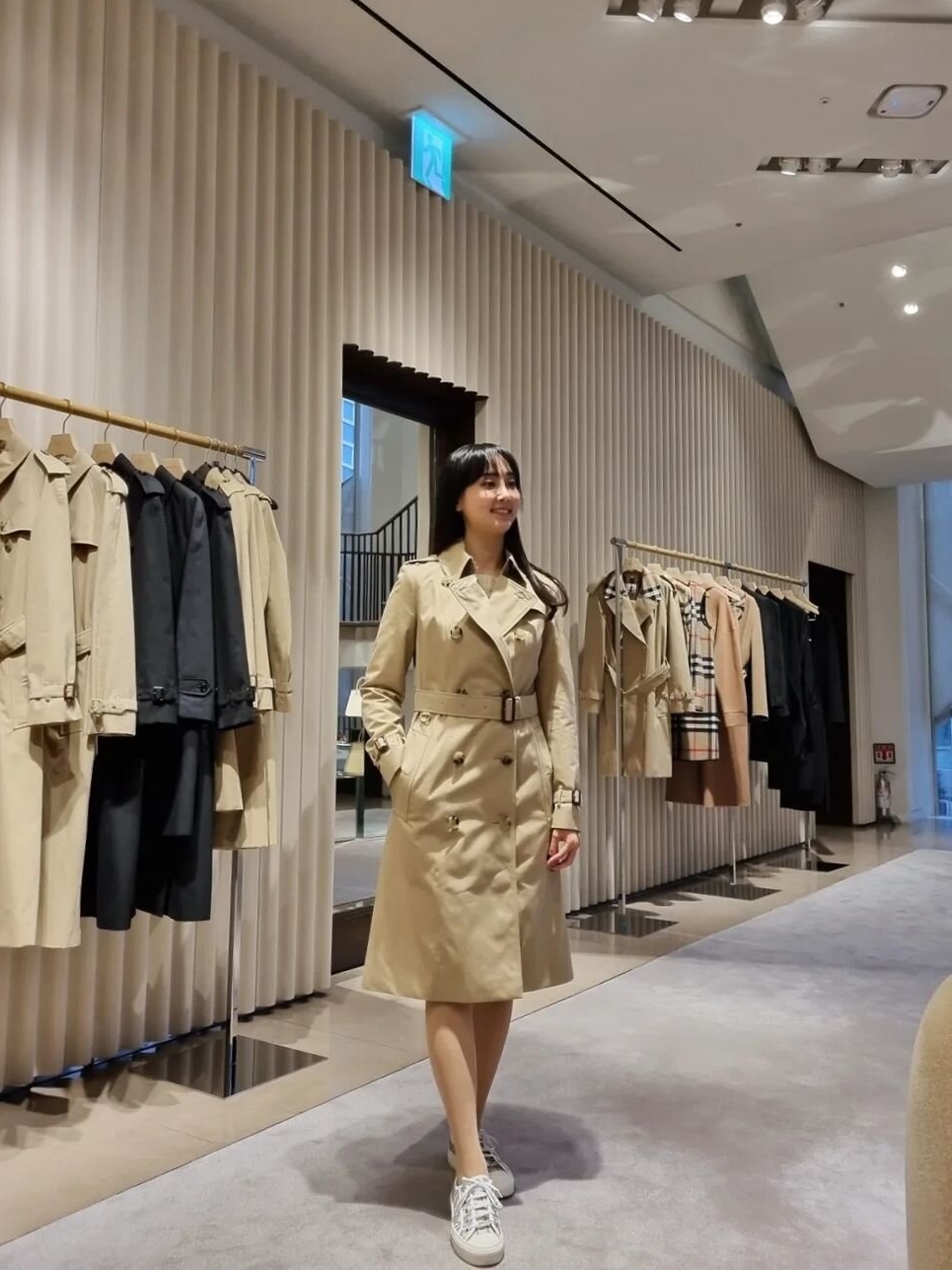 (W) Burberry Long Chelsea Heritage Trench Coat Honey 착용 스타일