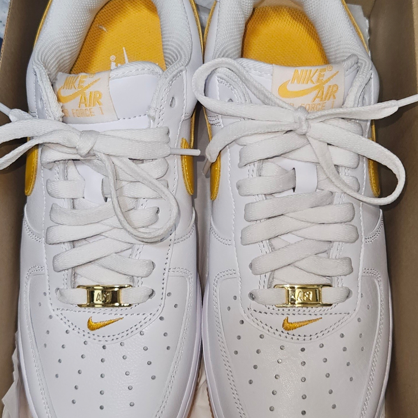 Nike Air Force 1 Low Retro QS University Gold 착용 스타일