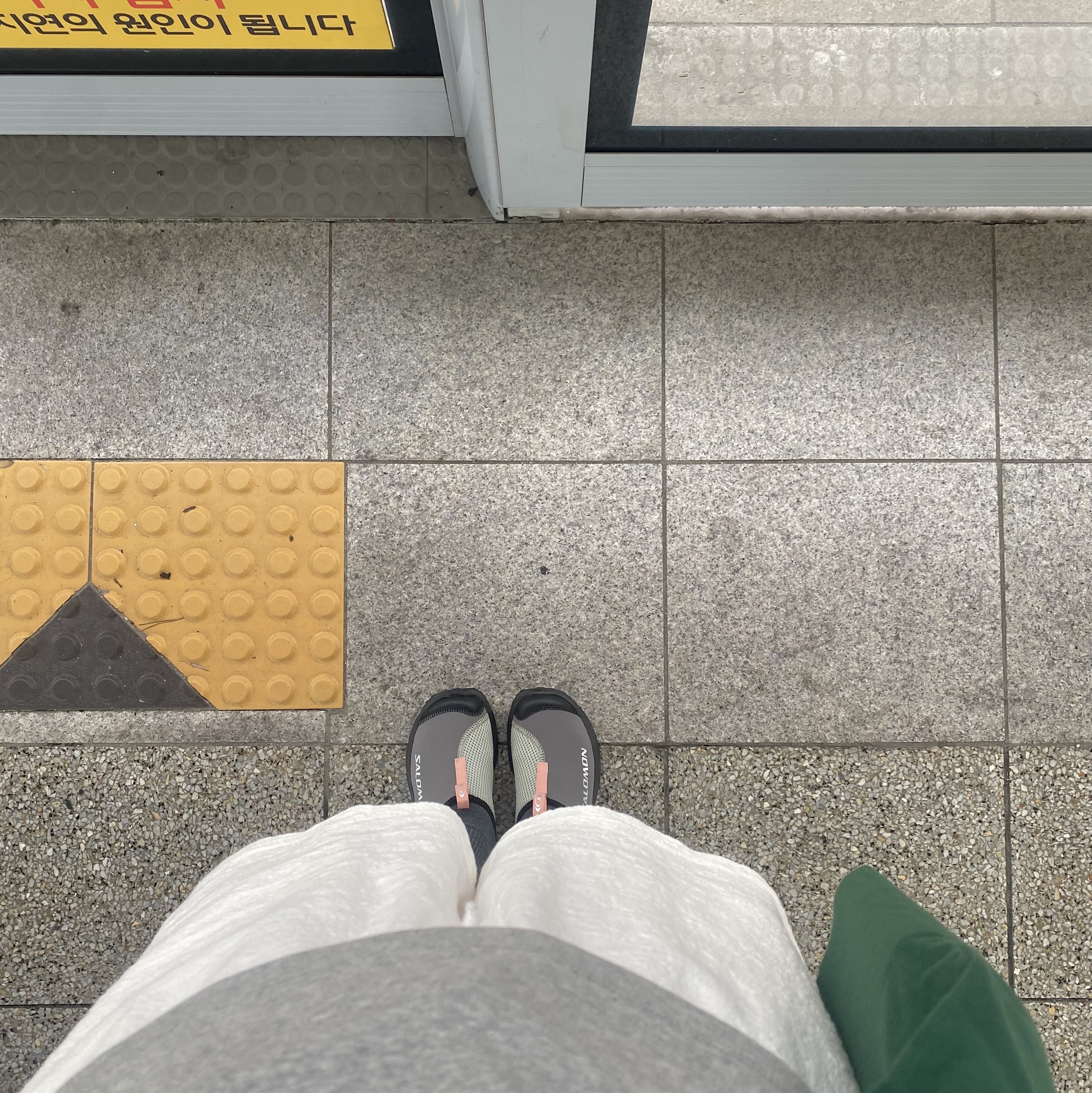 Salomon RX Slide 3.0 Pewter 착용 스타일 - 2
