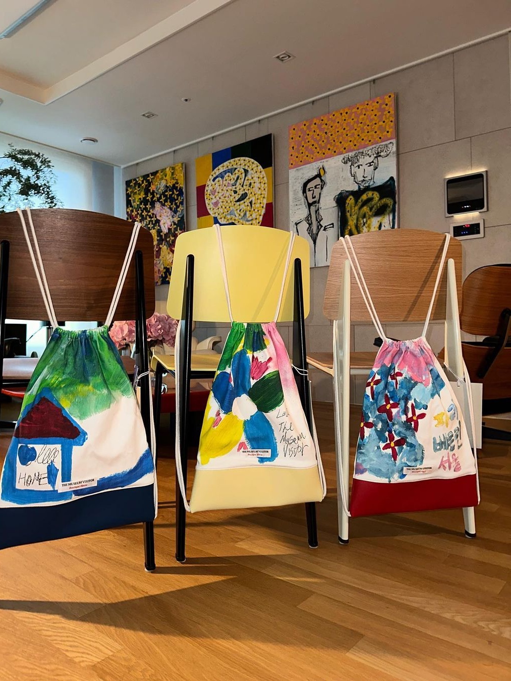 The Museum Visitor Painting Art Printed Dust Bag 01 Red, The Museum Visitor Painting Art Printed Dust Bag 03 Blue 착용 스타일 - 3