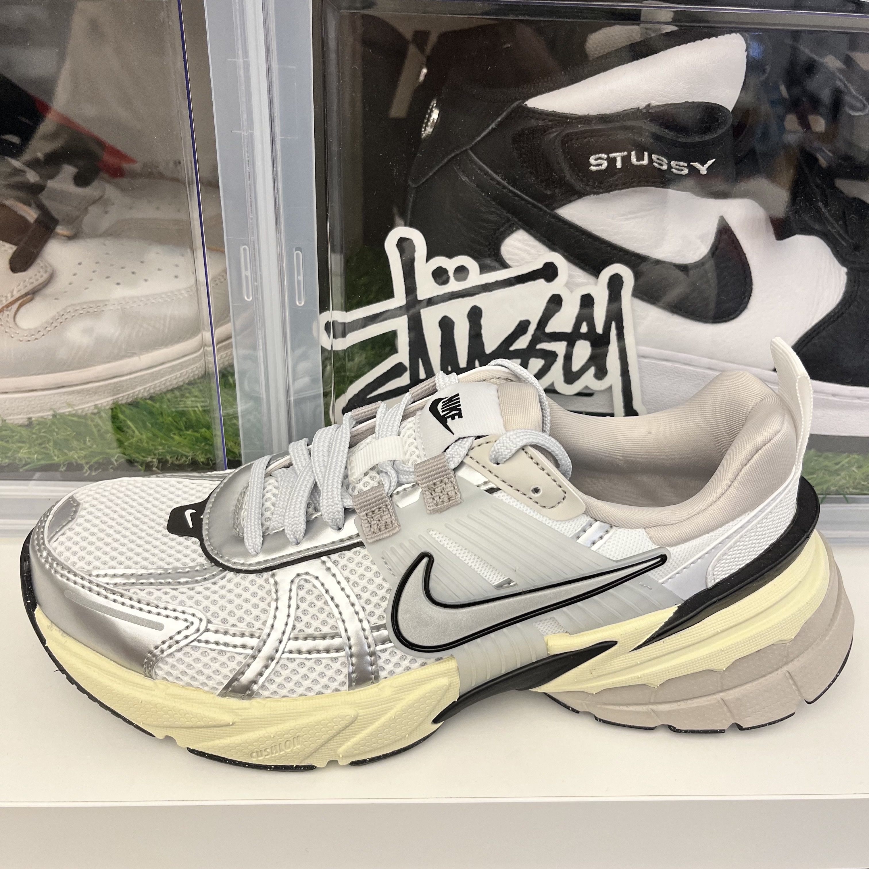 Nike V2K Run Summit White Metallic Silver 착용 스타일 - 3