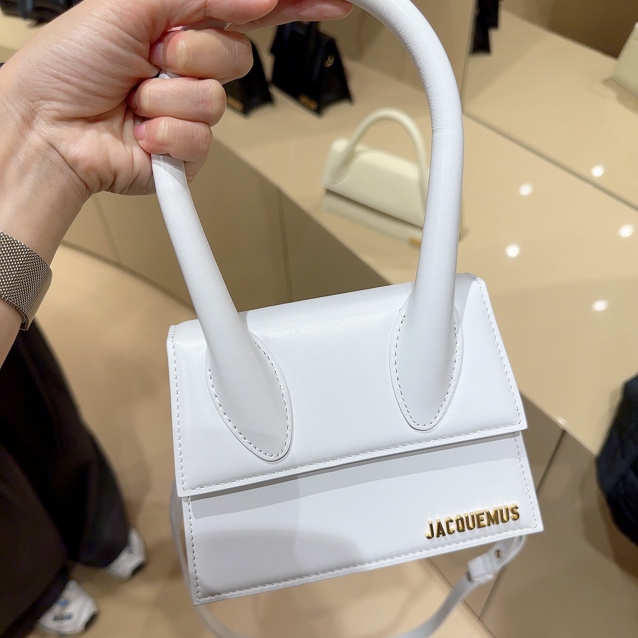 Jacquemus Le Chiquito Moyen Leather Handbag White 착용 스타일 - 2