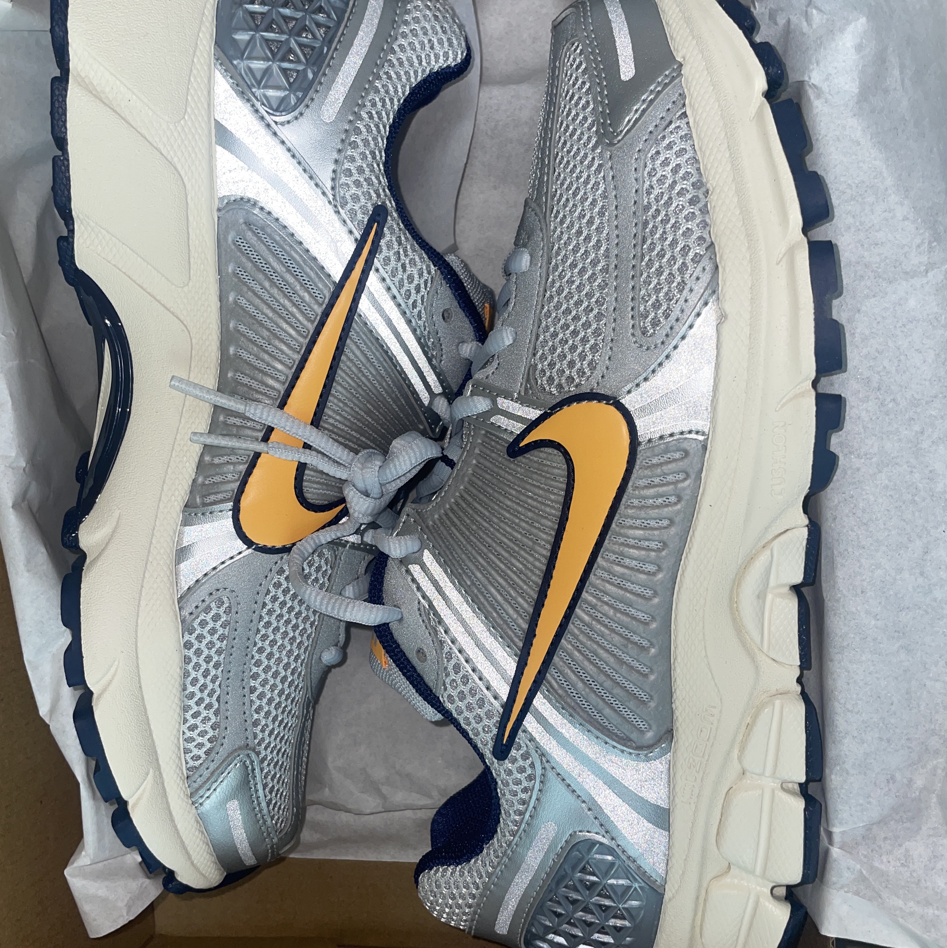 Nike Zoom Vomero 5 Pure Platinum and Laser Orange 착용 스타일