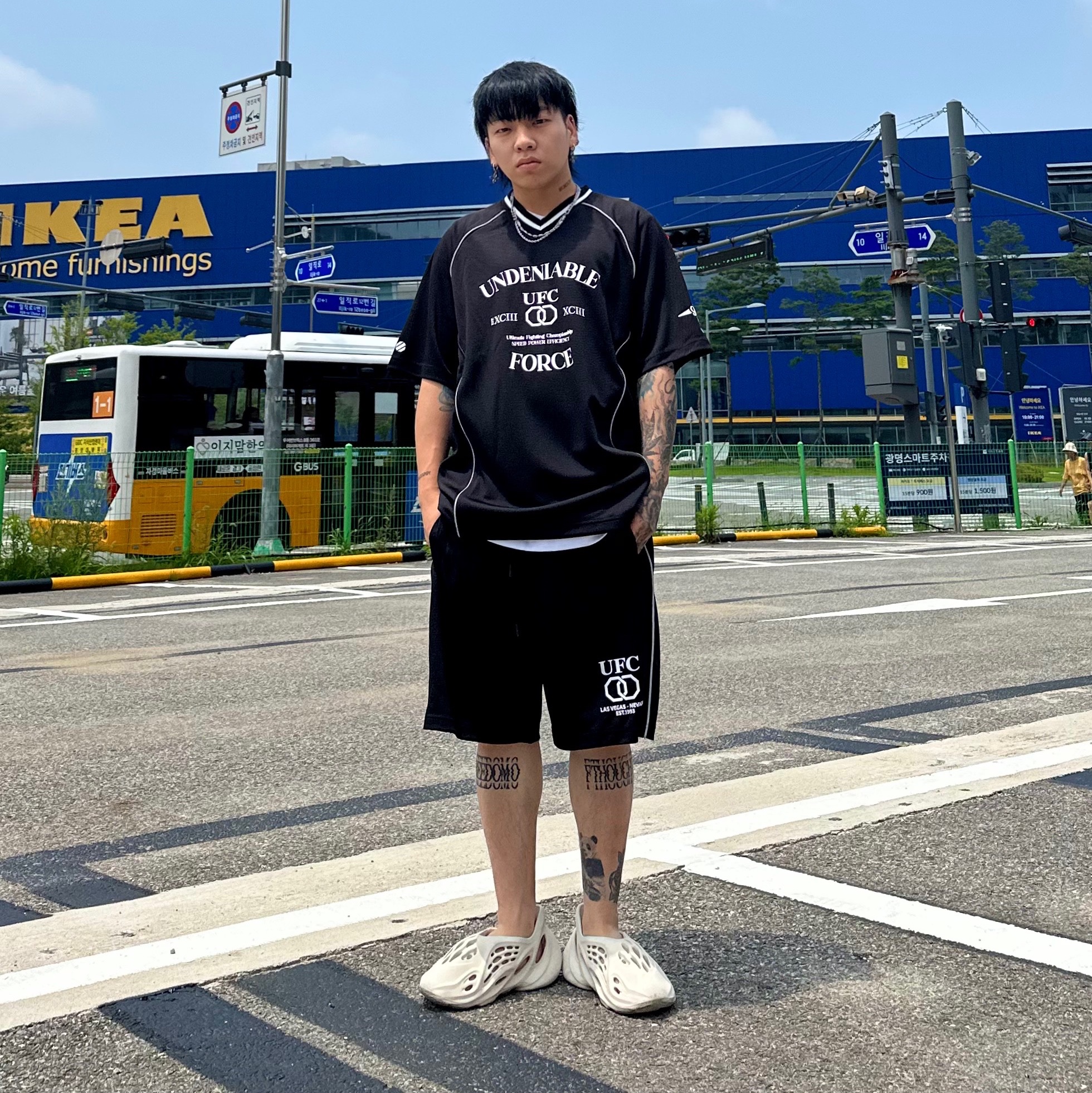 Adidas Yeezy Foam RNNR Ararat 착용 스타일 - 2