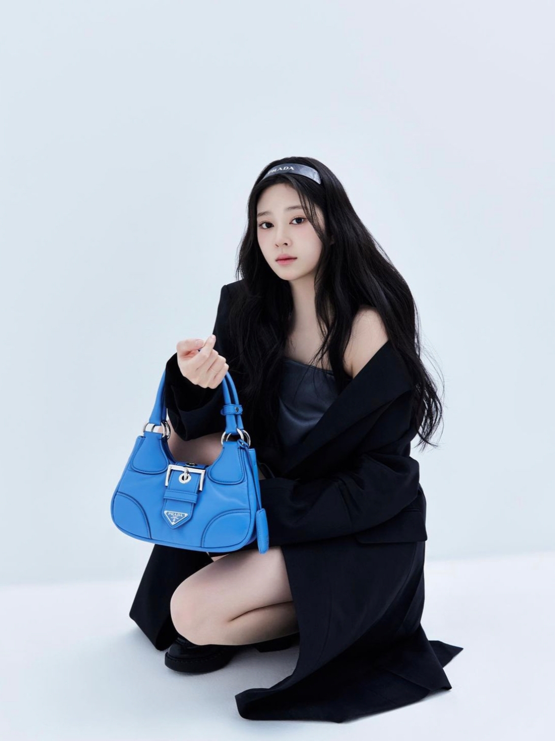 Prada Moon Padded Nappa Leather Bag Light Blue 착용 스타일 - 2